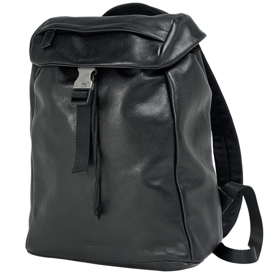 Prada PRADA Logo Backpack/Daypack Leather Backpack Nero (Black) B9462 Women's: --- Catalog ---Category: SizeSize (HxWxD): 34cm x 27cm x 14cm / 13.38'' x 10.62'' x 5.51''Category: DesignType: BackpackColor: BlackGender: WomenMaterial: Leather Category: GeneralBrand: PradaModel: B