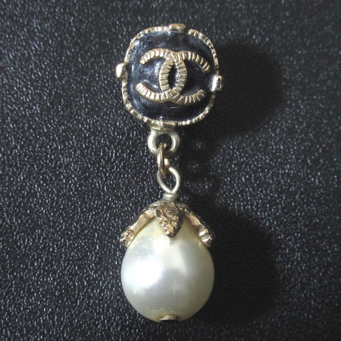 08A CHANEL Coco Mark Drop Faux Pearl Stud Earrings (Single Ear Only) Silver/Black/White (1 of 14)