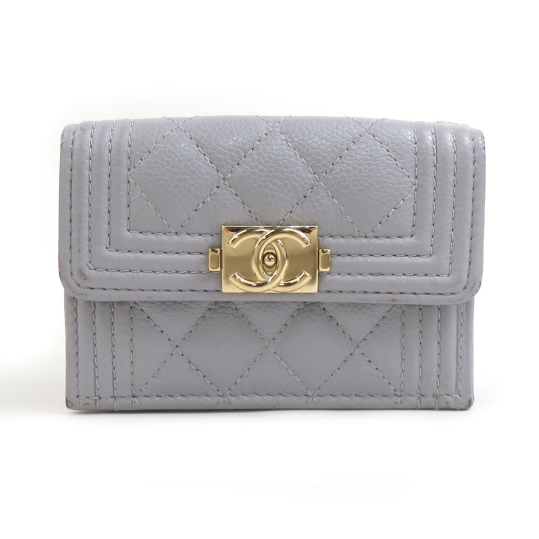 CHANEL Boy Chanel Tri-fold Wallet in Light Gray Caviar Leather, Women's, r10967a: --- Catalog ---Category: SizeSize (HxWxD): 7.3cm x 10.4cm x 3.5cm / 2.87'' x 4.09'' x 1.37''Category: DesignType: Wallet (tri-fold)Color: Light grayGender: WomenMaterial: Grained Calfskin Category: Ge