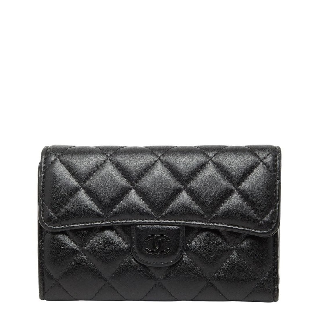 CHANEL Coco Mark Matelasse Tri-fold Wallet in Black Lambskin for Women: --- Catalog ---Category: SizeSize (HxWxD): 10cm x 15cm x 2.5cm / 3.93'' x 5.9'' x 0.98''Category: DesignType: Wallet (tri-fold)Color: BlackGender: WomenMaterial: Leather Leather/Fur Type: LambskinCate
