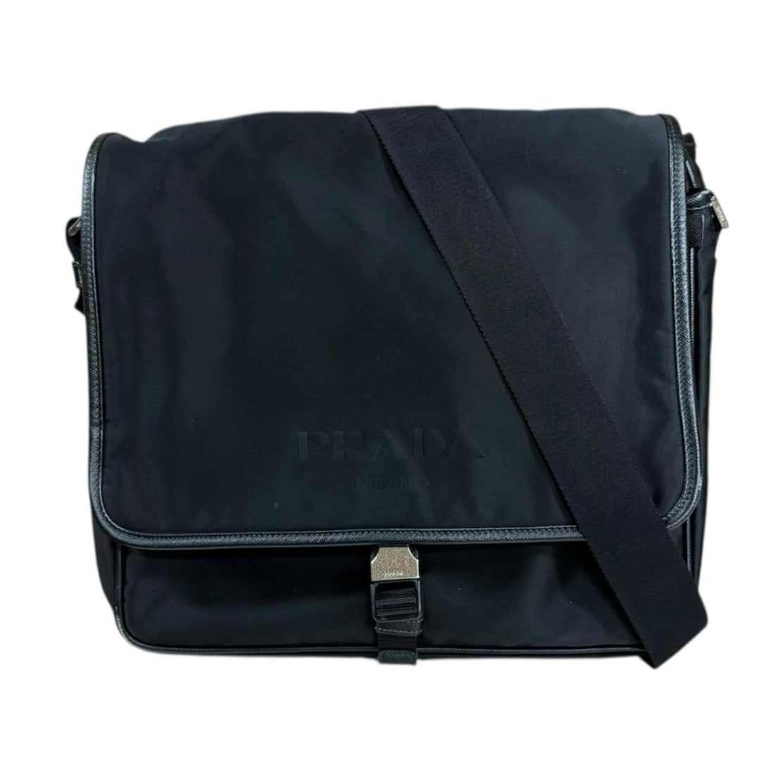 Pre-owned Prada nylon messenger bag/shoulder bag, 2VD166, black, men's.: --- Catalog ---Category: SizeSize (HxWxD): 27cm x 31cm x 12cm / 10.62'' x 12.2'' x 4.72''Category: DesignType: Messenger bag, Shoulder bagColor: BlackGender: MenMaterial: Nylon Category: GeneralMPN: 2