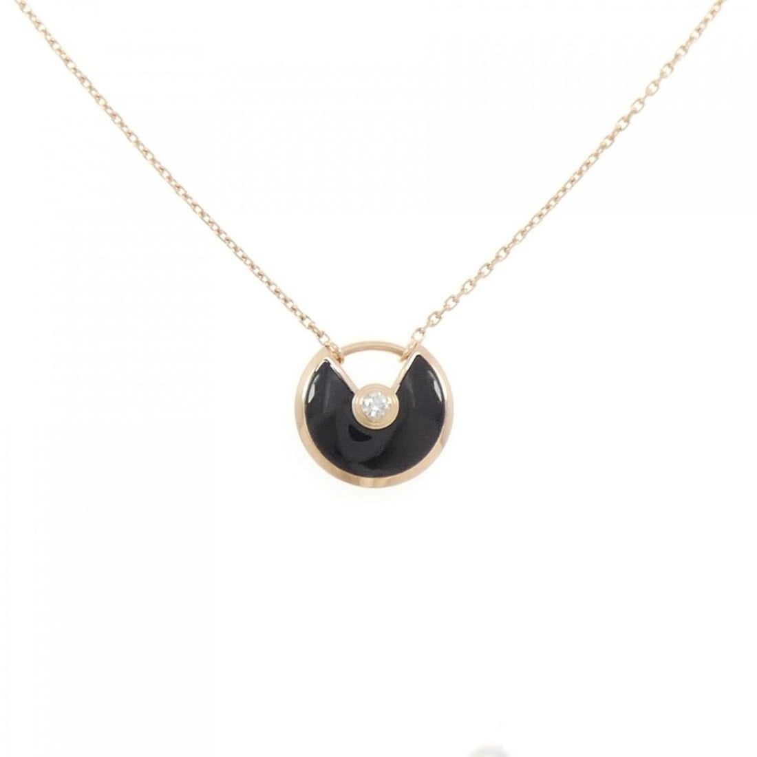 Cartier Amulet Extra Small Necklace: --- Catalog ---Category: SizePendant Size: 11.1mm x 11.9mm / 0.43'' x 0.46''Neck Circumference: 38 cm - 41 cm / 14.96'' - 16.14''Category: DesignStone: Diamond, OnyxGender: WomenMaterial: Pink gold