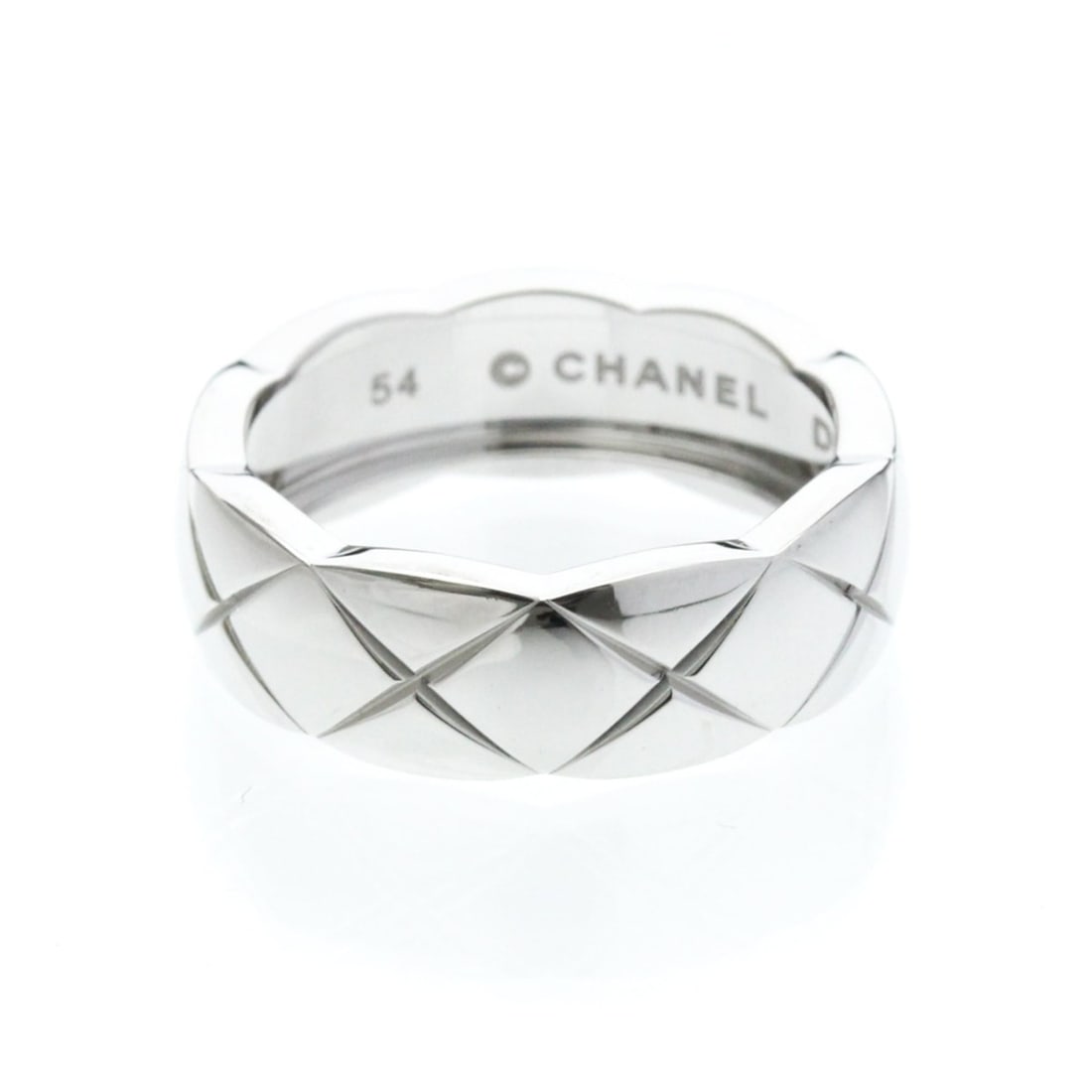 Chanel Coco Crush Ring Medium Model White Gold (18K) Fashion No Stone Band Ring Silver: --- Catalog ---Category: SizeWidth: 6.6mm / 0.26''Weight: 7.3g / 0.25oz.JP Size: 14US Size: 6 3/4Brand Size: 54Category: DesignType: Band ringColor: SilverMetal: White GoldStone: No StoneStyle: Fashio