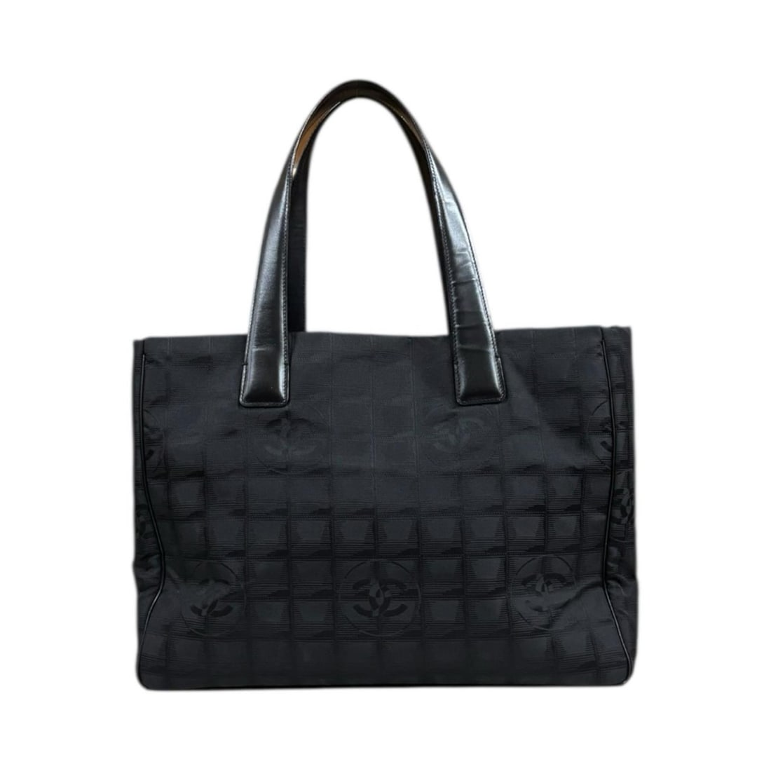 Pre-owned Chanel Tote MM New Travel Bag, Nylon Jacquard A15991, Black, Women's: --- Catalog ---Category: SizeWeight: 450g / 15.87oz.Size (HxWxD): 26cm x 35cm x 15cm / 10.23'' x 13.77'' x 5.9''Strap Length: 47cm / 18.5''Category: DesignType: Tote bagColor: BlackGender: WomenClosur