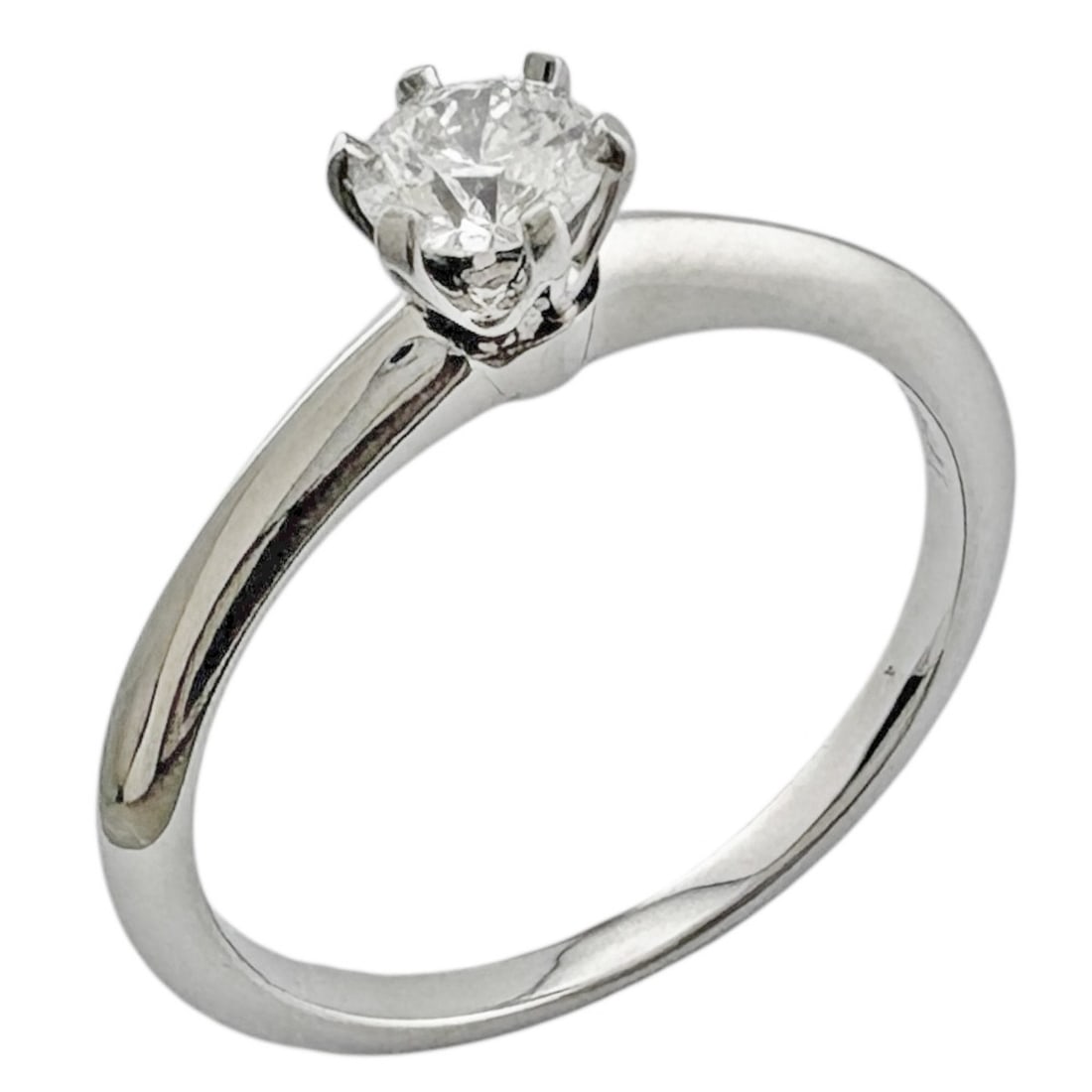 Pre-owned Tiffany & Co. solitaire ring in platinum with a 0.27ct diamond.: --- Catalog ---Category: SizeWeight: 3g / 0.1oz.JP Size: 10.5US Size: 5.5Category: DesignType: Band ringStone: DiamondGender: WomenHandmade: YesMaterial: Platinum 950Weight (ct.): 0.27Category: Genera