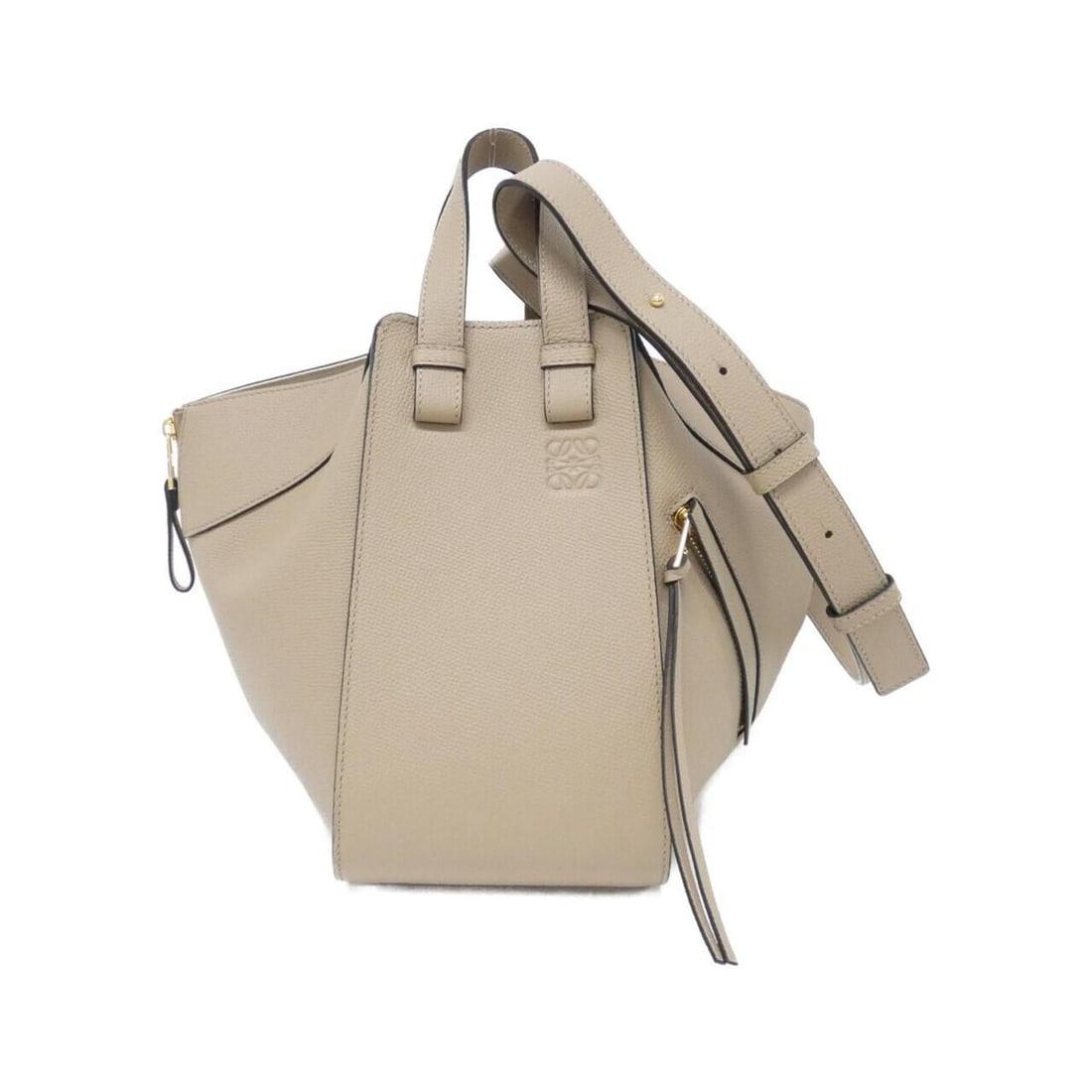 Loewe Hammock Small Shoulder Bag A538S35X18: --- Catalog ---Category: SizeSize (HxWxD): 24cm x 33cm x 28cm / 9.44'' x 12.99'' x 11.02''Category: DesignType: Shoulder bagColor: SandGender: Men,WomenMaterial: Leather Hardware Color: