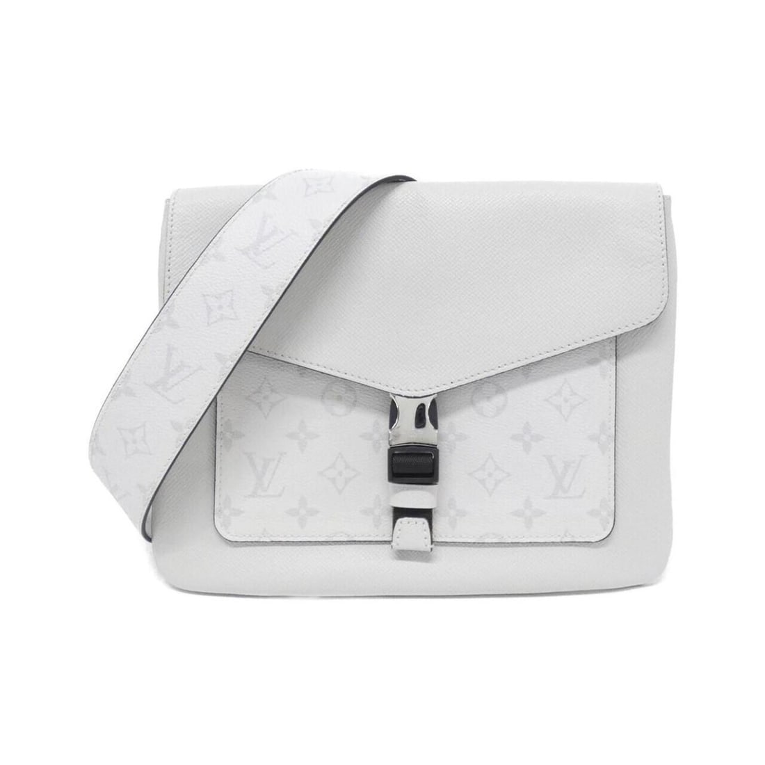 Louis Vuitton Taiga Llama Flap Messenger Shoulder Bag M30411: --- Catalog ---Category: SizeSize (HxWxD): 22cm x 28cm x 2cm / 8.66'' x 11.02'' x 0.78''Category: DesignType: Shoulder bagColor: WhiteGender: Men,WomenMaterial: Coated canvas Hardware Color: SilverCat