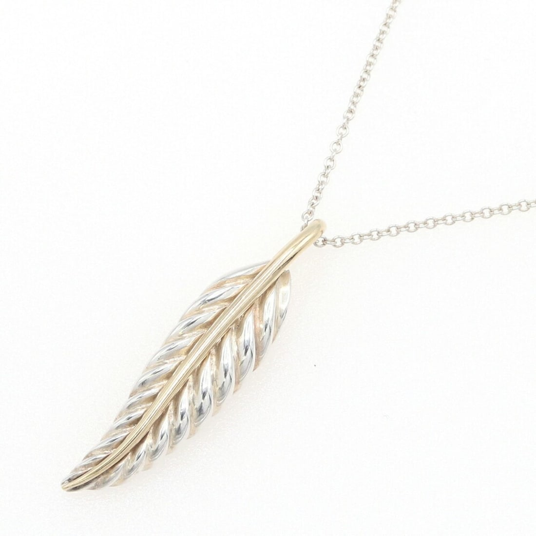 Tiffany & Co. Feather Necklace, Sterling Silver 925, 750, and Yellow Gold Pendant, Combination,: --- Catalog ---Category: SizePendant Size: 32mm x 8mm / 1.25'' x 0.31''Neck Circumference: 48 cm / 18.89''Category: DesignGender: Men,WomenMaterial: Sterling silver 925, Yellow gold (18K)Pendant Type: