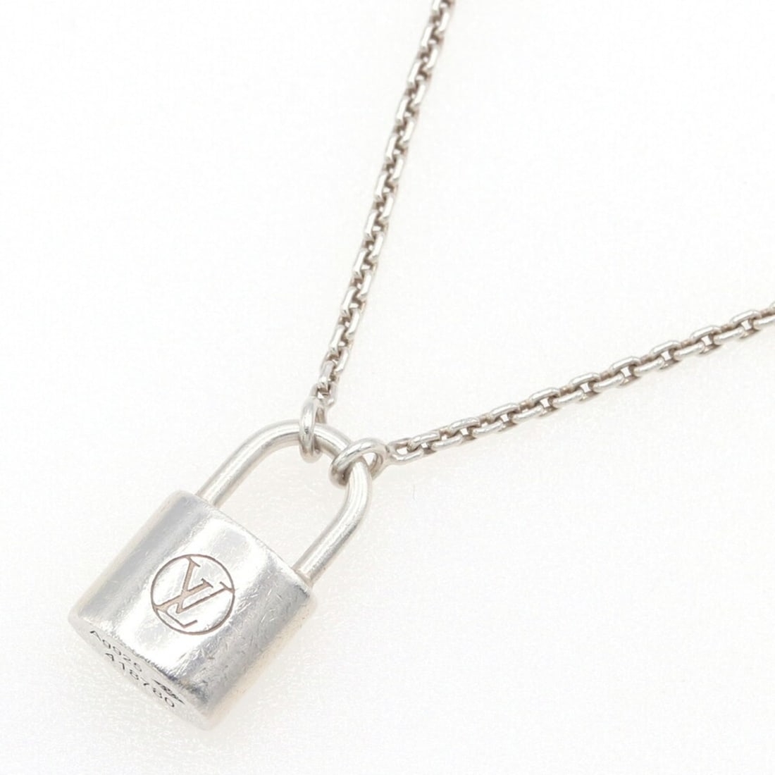 Louis Vuitton Lockit Q93559 Sterling Silver 925 Choker Padlock Necklace Pendant for Men and Women: --- Catalog ---Category: SizePendant Size: 16mm x 9.6mm / 0.62'' x 0.37''Neck Circumference: 50 cm / 19.68''Category: DesignGender: Men,WomenMaterial: Sterling silver 925Pendant Type: PendantNecklace