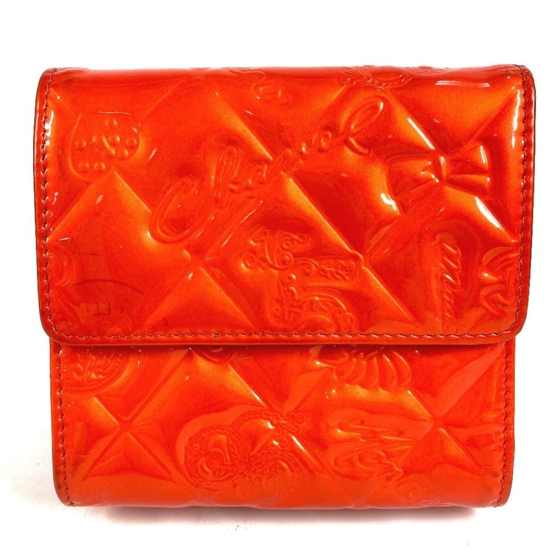 CHANEL No. 5 Logo Ribbon Icon Compact Wallet, Tri-fold Patent Leather, Red, for Men and Women: --- Catalog ---Category: SizeSize (HxWxD): 10cm x 10cm / 3.93'' x 3.93''Category: DesignType: Wallet (tri-fold)Color: Orange, Red colorGender: Men,WomenMaterial: Patent leather Category: GeneralBrand: