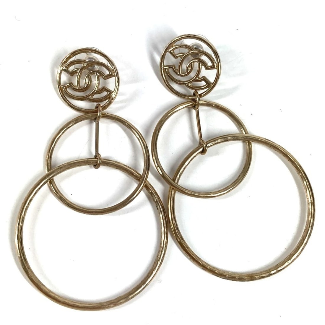 CHANEL B17 CC Coco Mark Logo Circle 3-Row Earrings, Metal, Women's, Gold: --- Catalog ---Category: DesignType: Stud earringsColor: GoldGender: WomenMaterial: MetalCategory: GeneralBrand: ChanelCountry of Origin: Italy--- Item List ---Section: ConditionRanking: Rank B Used -