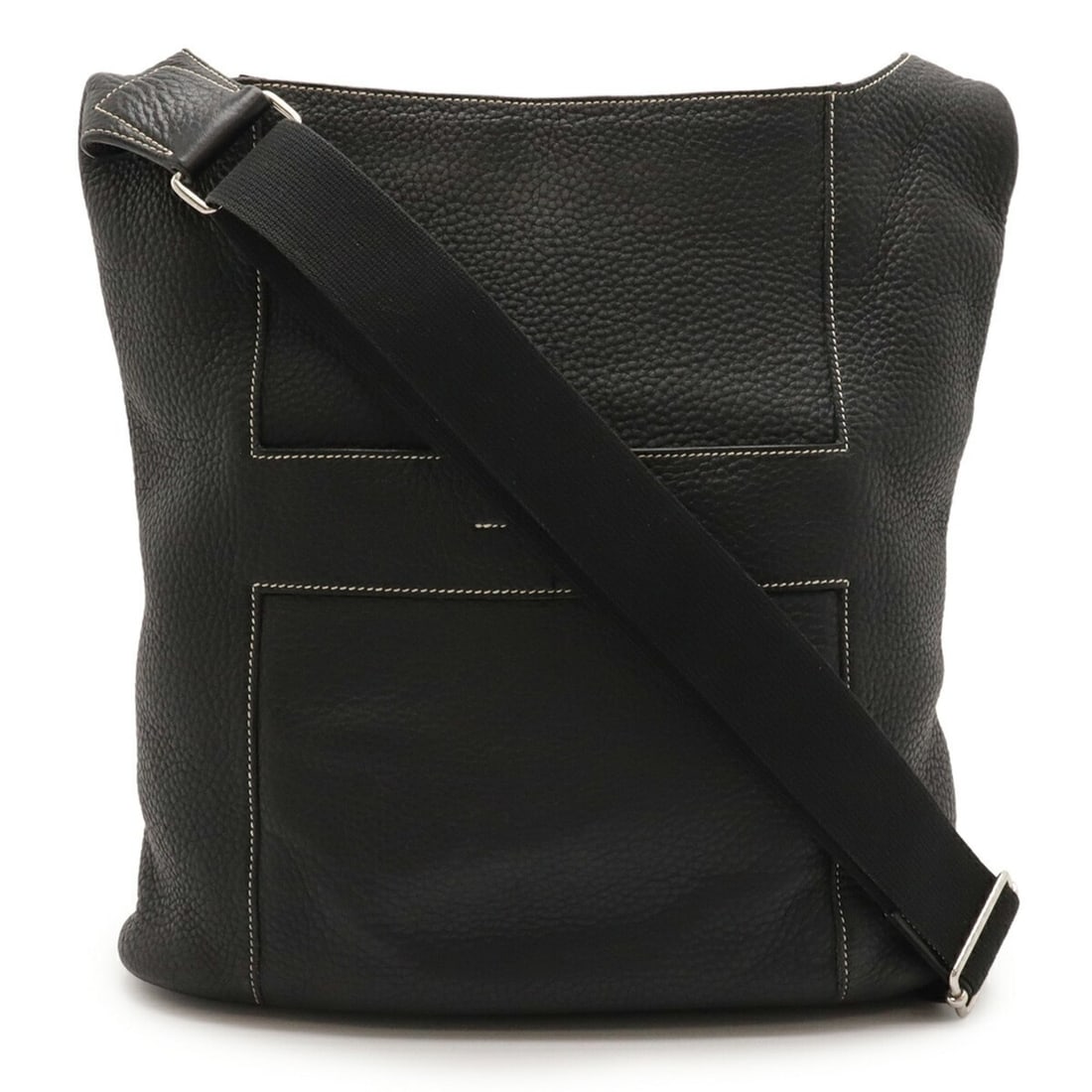 HERMES Good News GM Shoulder Bag in Taurillon Clemence Leather, Black, L Stamp: --- Catalog ---Category: SizeSize (HxWxD): 31cm x 31cm x 11.5cm / 12.2'' x 12.2'' x 4.52''Category: DesignType: Shoulder bagColor: BlackGender: WomenMaterial: Taurillon clemence leather Category: Gene