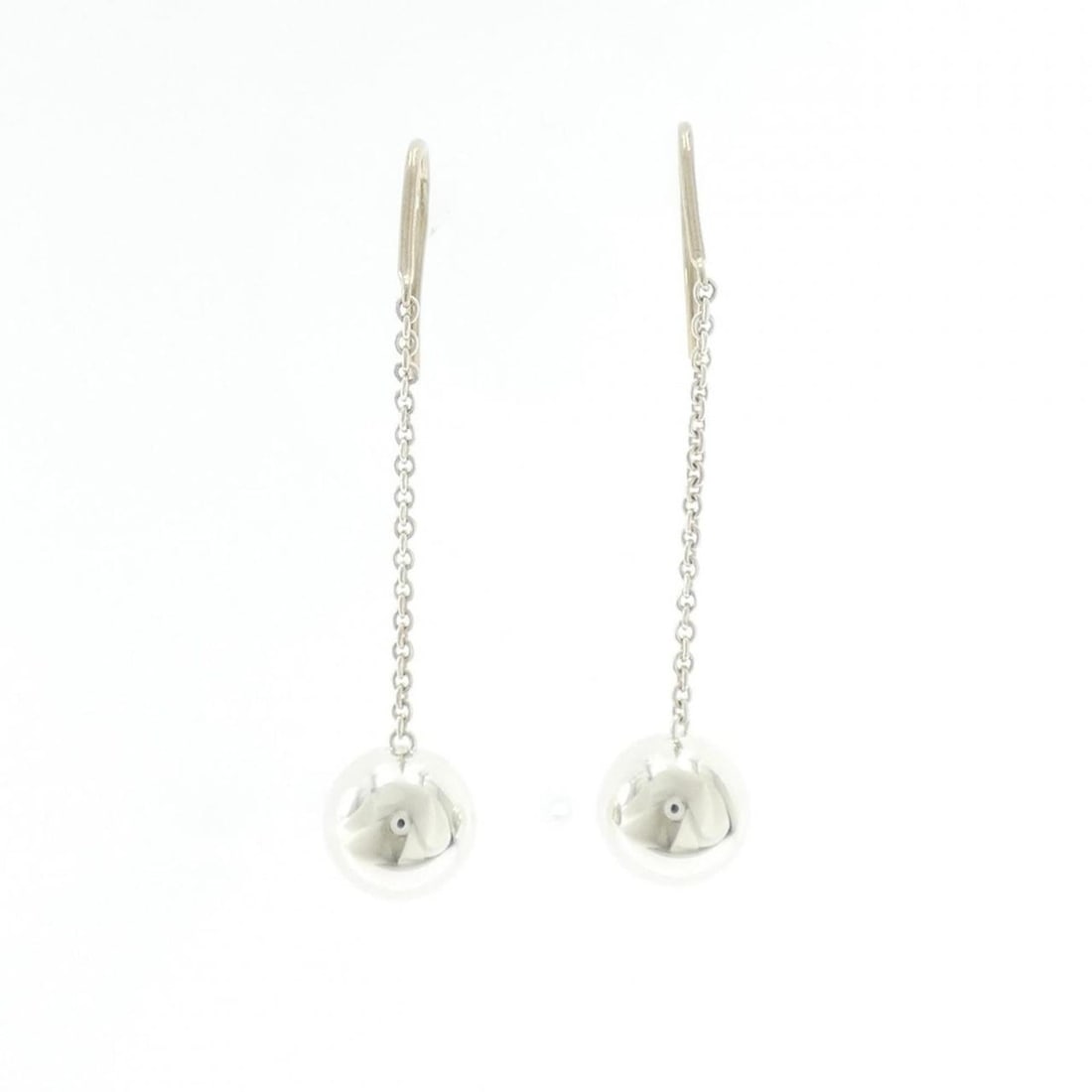 Tiffany ball hook earrings: --- Catalog ---Category: SizeSize (HxWxD): 39.20mm x 10.00mm / 1.54'' x 0.39''Category: DesignType: Stud earringsGender: WomenMaterial: Silver 925Category: GeneralBrand: Tiffany--- Item List ---Sectio