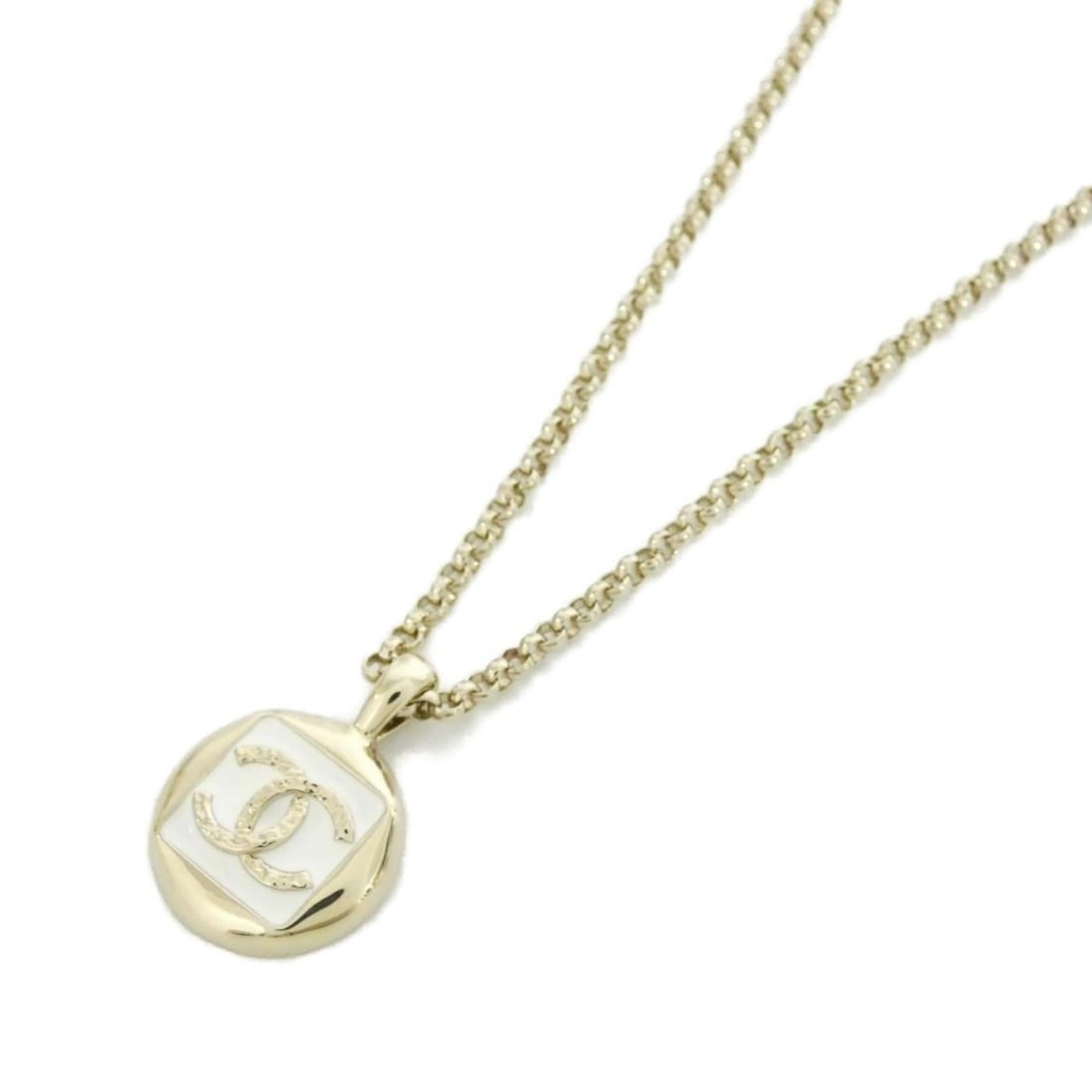 Chanel ABG920 necklace: --- Catalog ---Category: SizePendant Size: 26mm x 18mm / 1.02'' x 0.7''Neck Circumference: 43 cm - 49 cm / 16.92'' - 19.29''Category: DesignColor: Gold, WhiteGender: WomenNecklace Type: NecklaceCatego
