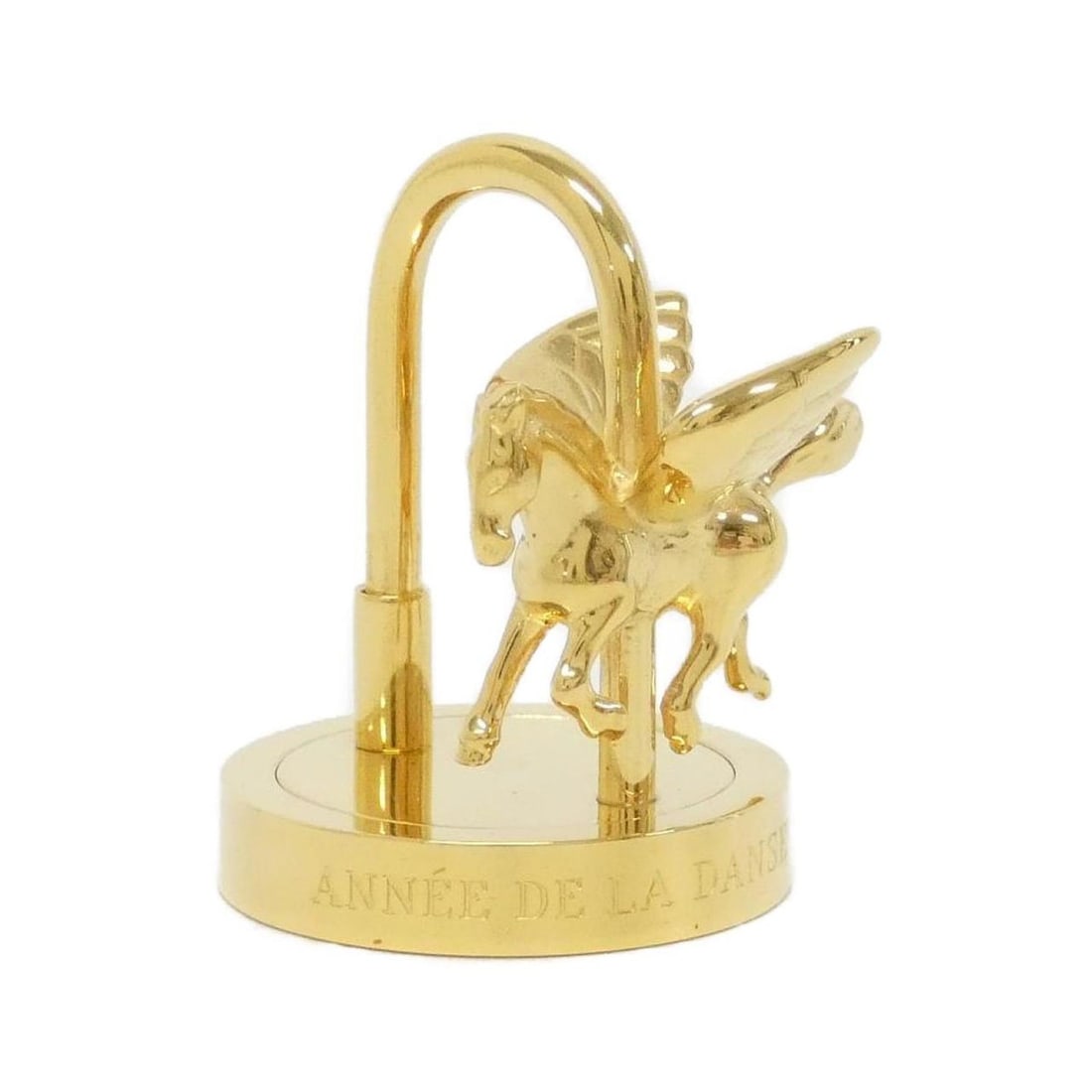 Hermes Hermès ANNE DE LA DANCE Cadena 071717F Keychain: --- Catalog ---Category: SizeSize (HxWxD): 3.5cm x 2.5cm / 1.37'' x 0.98''Category: DesignType: KeyringColor: GoldGender: Women,MenCategory: GeneralMPN: 071717FBrand: Hermes--- Item List ---Section: