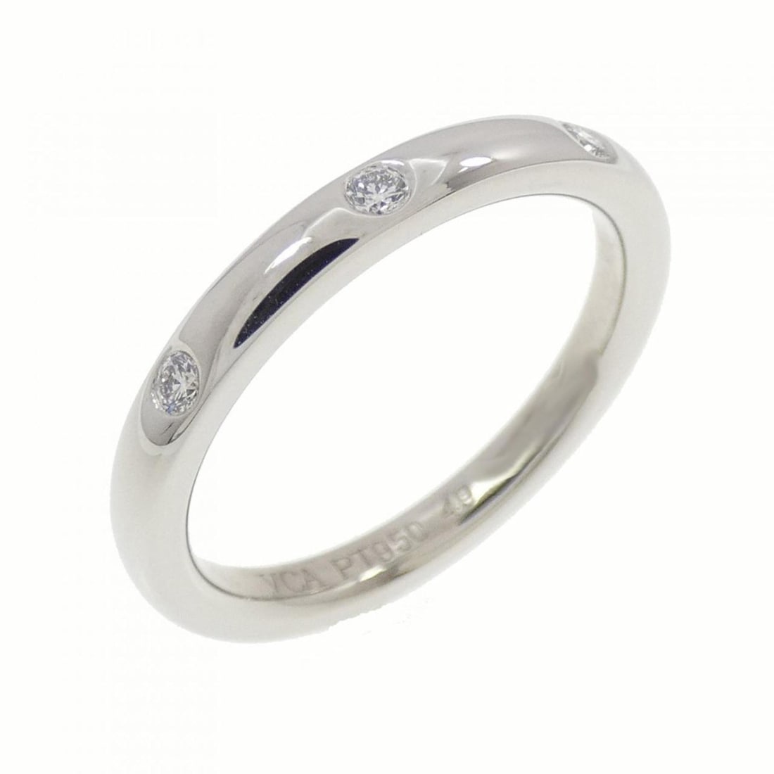Van Cleef & Arpels Tendremont Etoile Ring: --- Catalog ---Category: SizeUS Size: 5Brand Size: 49Category: DesignType: Band ringColor: PlatinumStone: DiamondGender: WomenMaterial: Platinum 950Category: GeneralBrand: Van Cleef & Arpels--- Item L
