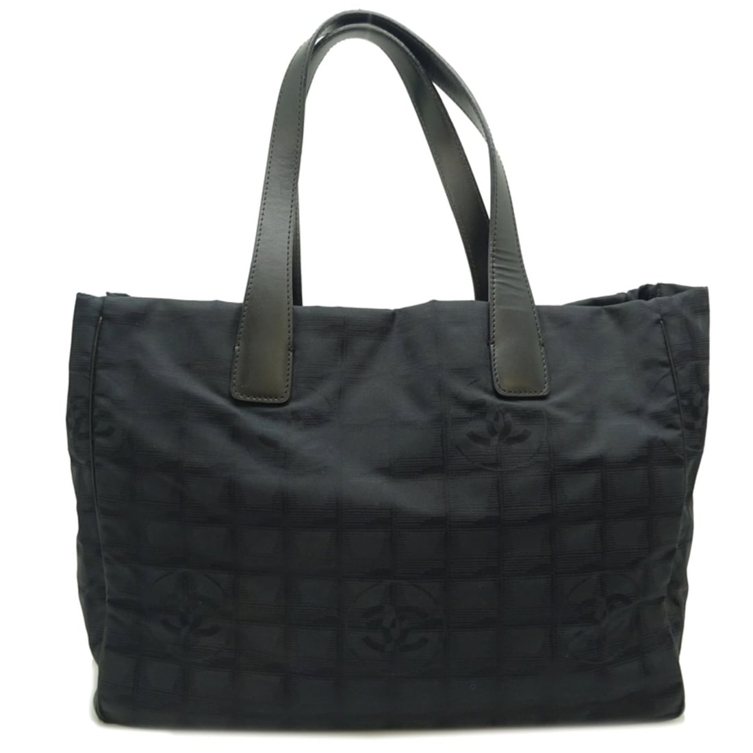 Chanel New Travel Line Tote MM Women's Handbag in Nylon, Black: --- Catalog ---Category: SizeSize (HxWxD): 26cm x 34cm x 14cm / 10.23'' x 13.38'' x 5.51''Category: DesignType: HandbagColor: BlackGender: WomenMaterial: Nylon , Leather Category: GeneralBrand: Chanel