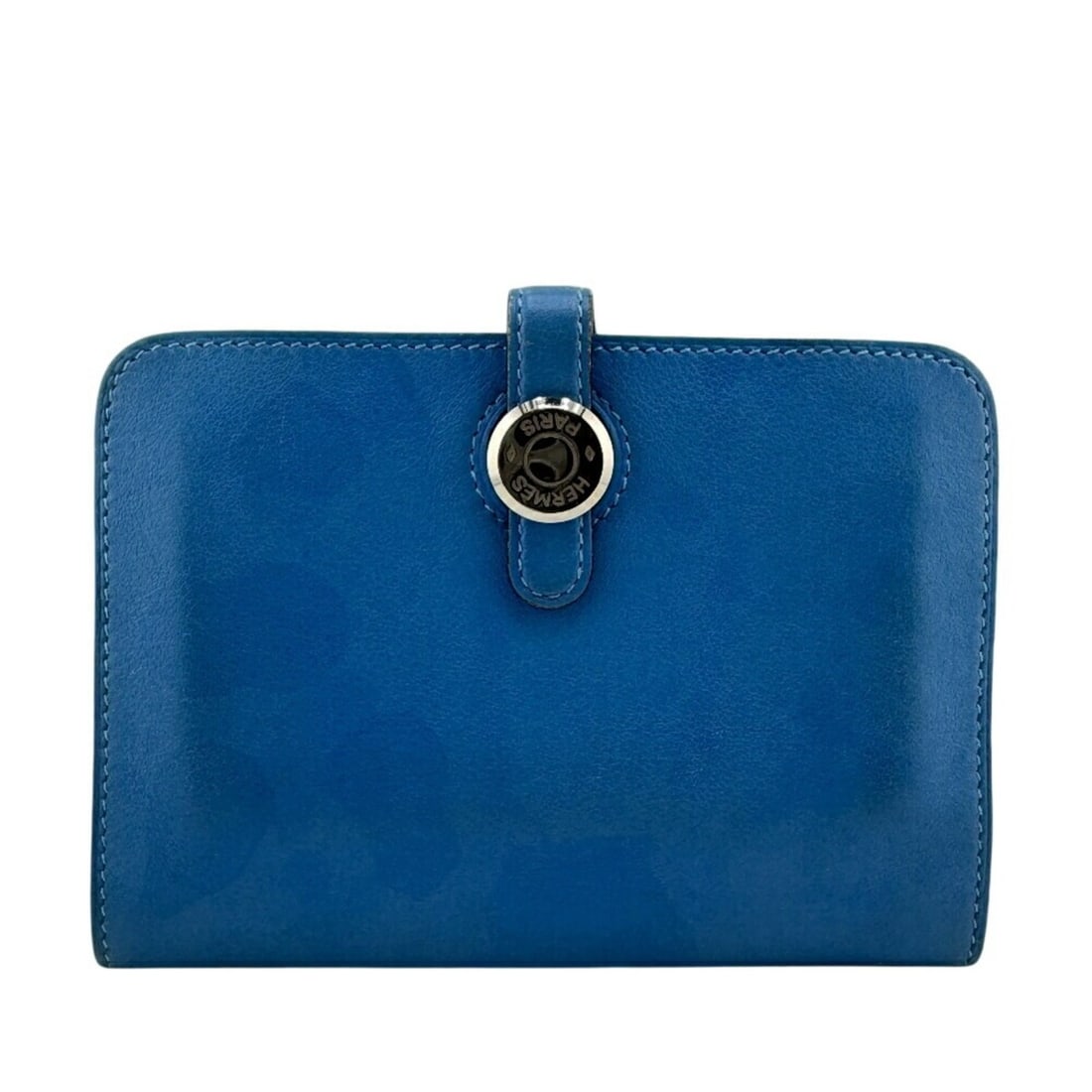 HERMES Dogon Compact Bi-fold Wallet, Blue, Unisex: --- Catalog ---Category: SizeSize (HxWxD): 10cm x 13.8cm / 3.93'' x 5.43''Category: DesignType: Wallet (bi-fold)Color: BlueGender: UnisexMaterial: Swift leather Category: GeneralBrand: Hermes--- Item