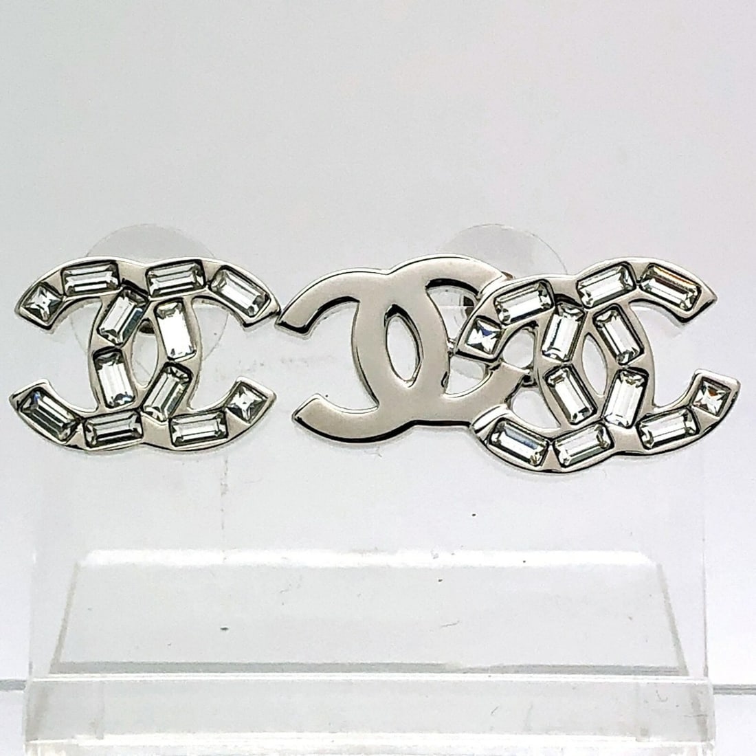 CHANEL Coco Mark Double Asymmetrical CC Clear Rhinestone Earrings B22P AB7869 Mikunigaoka Store: --- Catalog ---Category: SizeSize (HxWxD): 16.00mm x 34.00mm x 11.00mm / 0.63'' x 1.34'' x 0.43''Category: DesignType: Stud earringsColor: SilverGender: Women,MenMaterial: Rhinestone, SilverCategory: