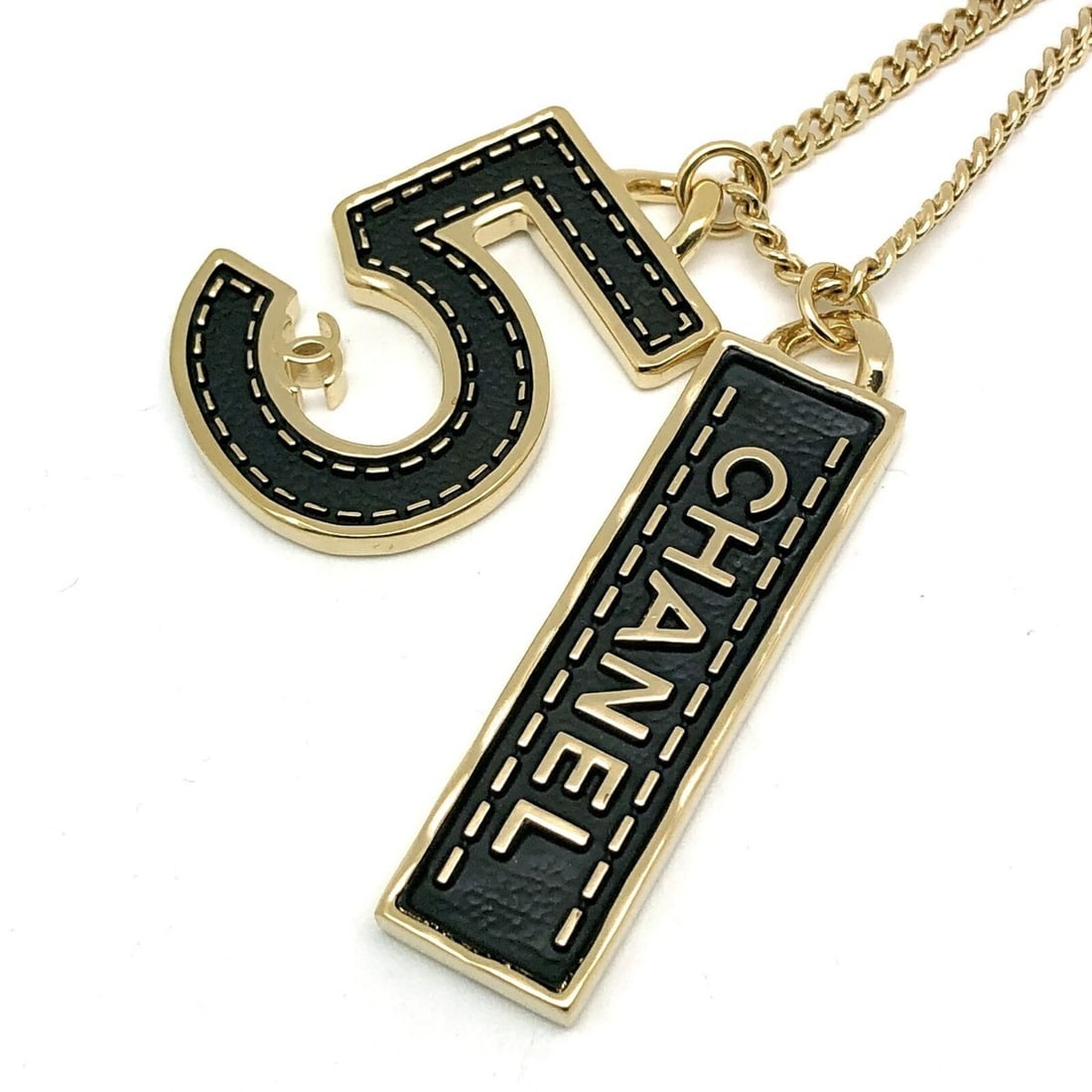CHANEL Long Necklace No. 5 Coco Mark CC Plate B23S Gold Black Mikunigaoka Store: --- Catalog ---Category: SizePendant Size: 46mm x 24mm / 1.81'' x 0.94''Neck Circumference: 90 cm - 95 cm / 35.43'' - 37.4''Category: DesignColor: Black, GoldGender: Women,MenNecklace Type: NecklaceCa