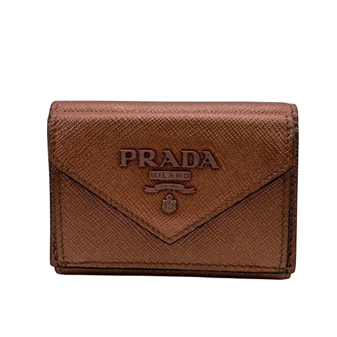 PRADA 1MH021 Saffiano Letter Compact Wallet, Bi-fold, Pink: --- Catalog ---Category: SizeSize (HxWxD): 7.5cm x 9.5cm / 2.95'' x 3.74''Category: DesignType: Wallet (bi-fold)Color: PinkGender: Women,MenMaterial: Leather Category: GeneralMPN: 1MH021Brand: Prada--