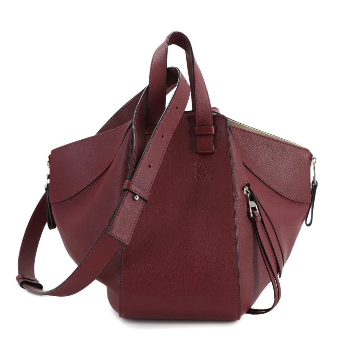 LOEWE Hammock Small 2-way hand/shoulder bag in Bordeaux leather with silver hardware.: --- Catalog ---Category: SizeSize (HxWxD): 24cm x 34cm x 26cm / 9.44'' x 13.38'' x 10.23''Category: DesignType: Handbag, Shoulder bagColor: BordeauxGender: WomenMaterial: Leather Hardware Color: Silve