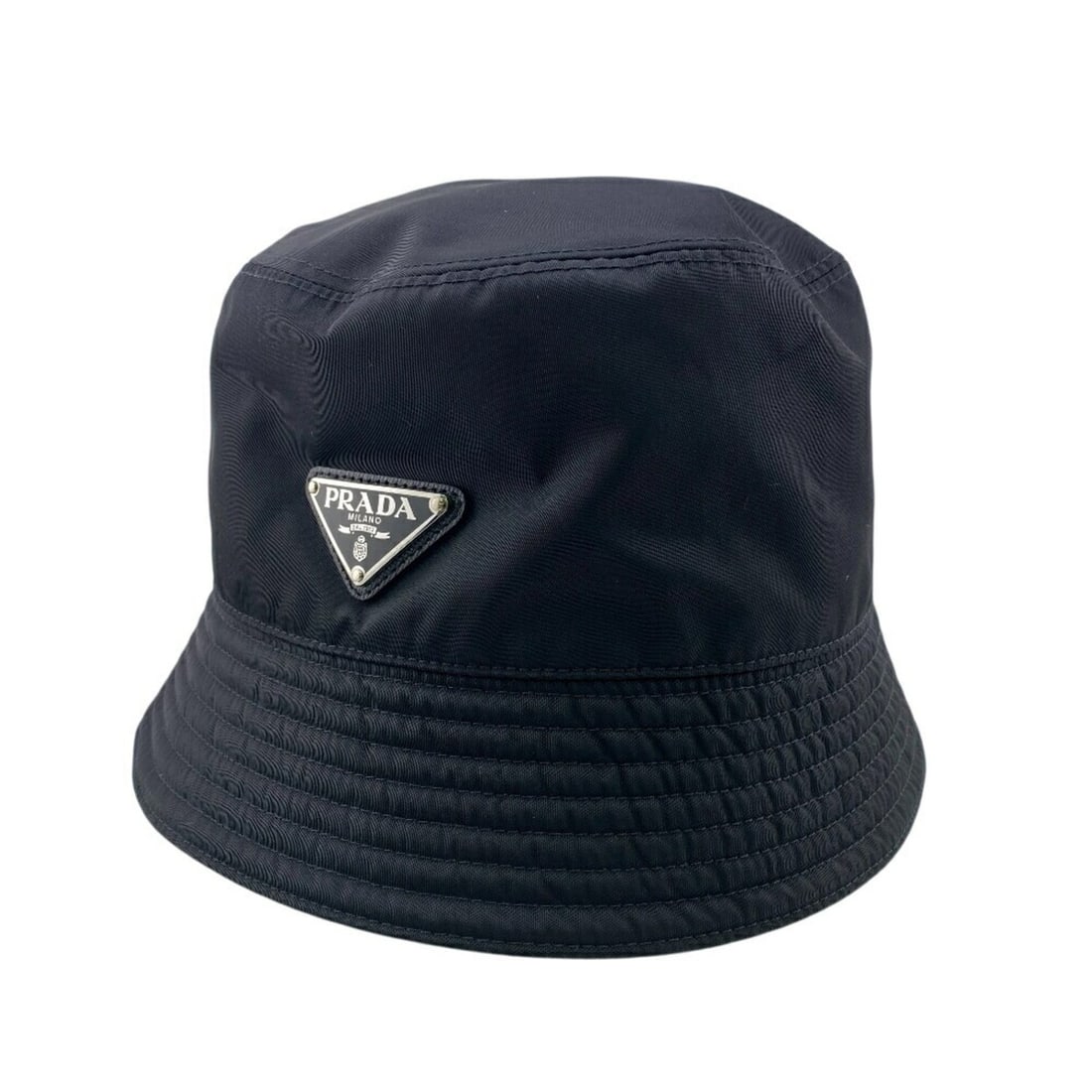 PRADA 2HC137 RE-NYLON Triangle Bucket Hat, Black, Men's: --- Catalog ---Category: DesignType: Bucket hatColor: BlackGender: MenMaterial: Nylon Category: GeneralMPN: 2HC137Brand: PradaCategory: MeasurementsHeight: 58cm / 22.83''--- Item List ---Section: Cond