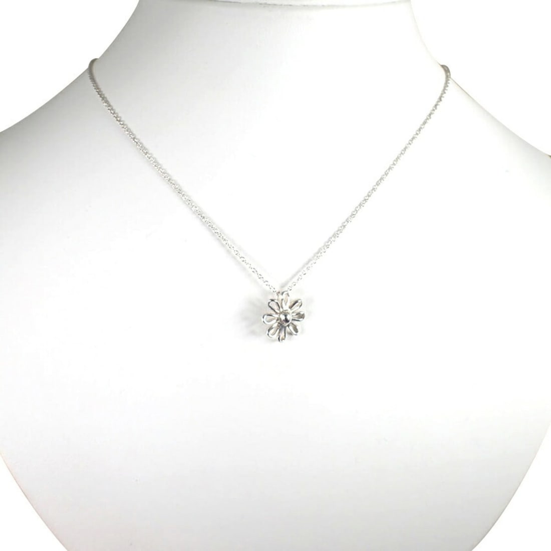 TIFFANY 925 Daisy Pendant Necklace: --- Catalog ---Category: SizePendant Size: 15.5mm x 12.5mm / 0.61'' x 0.49''Neck Circumference: 41.5 cm / 16.33''Category: DesignGender: WomenMaterial: Sterling silver 925Necklace Type: