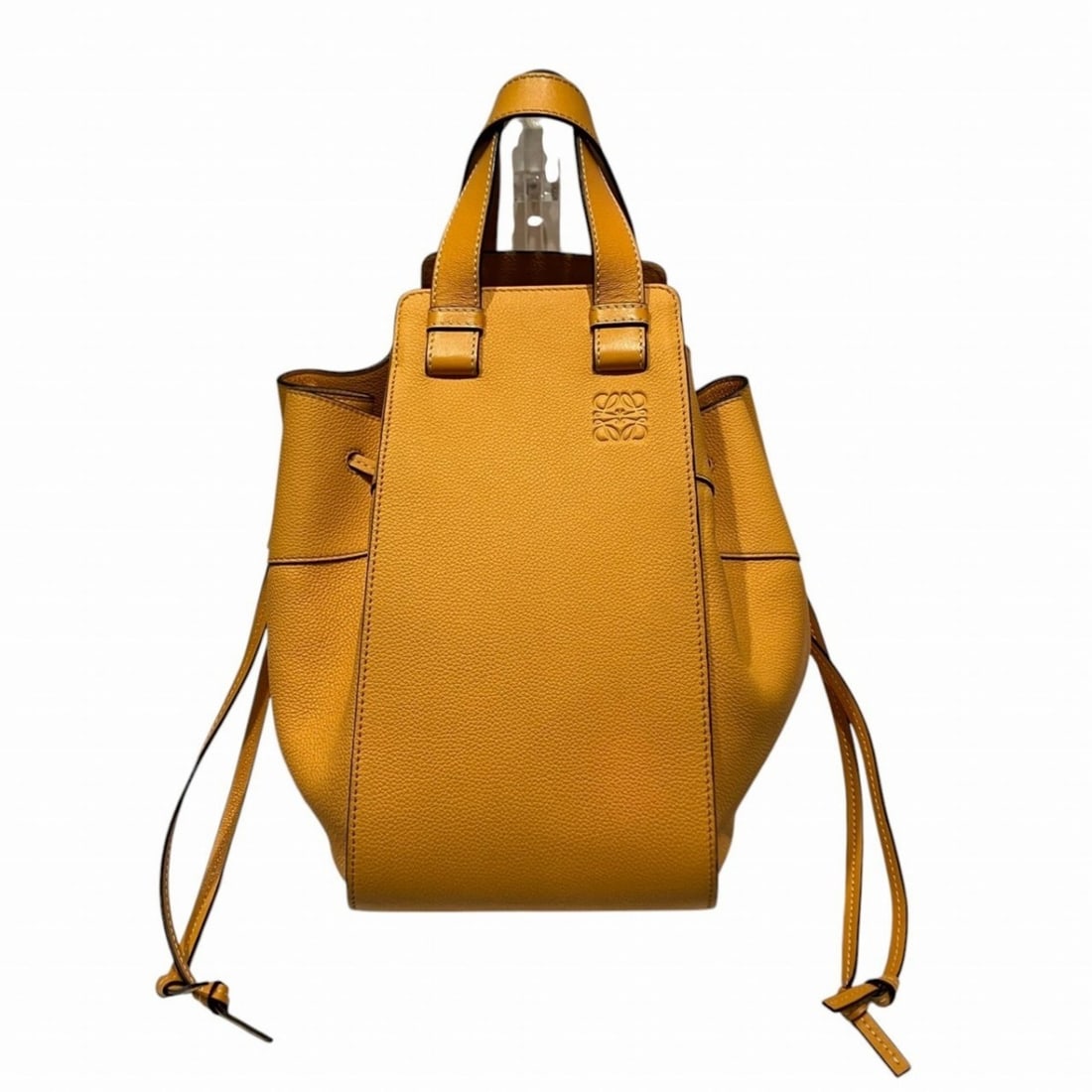 LOEWE Drawstring Hammock Handbag in Calfskin Leather: --- Catalog ---Category: SizeSize (HxWxD): 25cm x 30cm x 15cm / 9.84'' x 11.81'' x 5.9''Category: DesignType: HandbagColor: OrangeGender: WomenMaterial: Leather Category: GeneralBrand: Loewe--- Item L