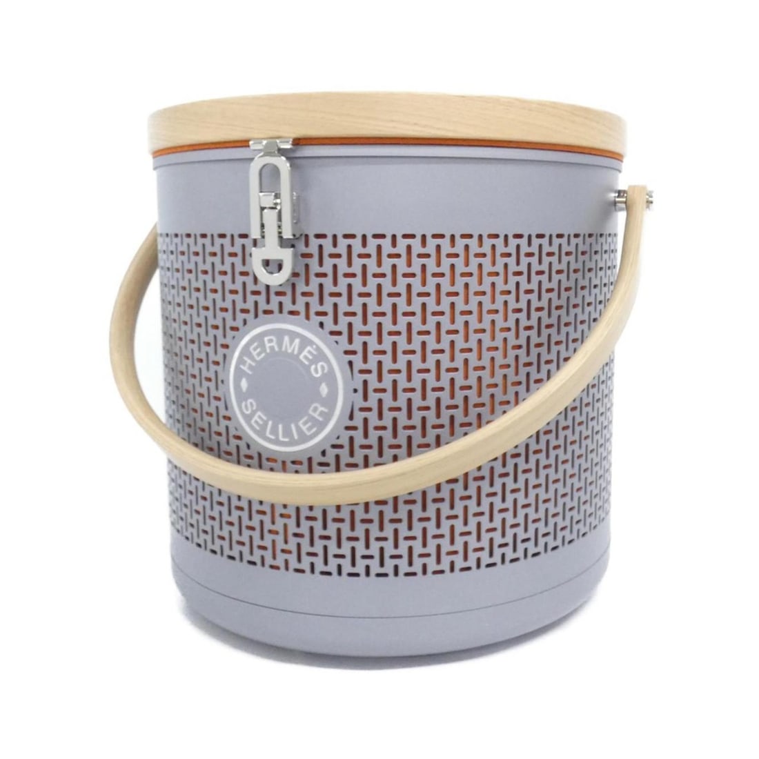 Hermès Saddle Box Carousel Mini 38.5 x 36.5 800690E: --- Catalog ---Category: DesignType: OthersColor: SilverGender: Women,MenCategory: GeneralMPN: 800690EBrand: HermesCategory: Physical PropertiesSize (HxWxD): 36.5cm x 38.5cm / 14.37'' x 15.15''--- Ite