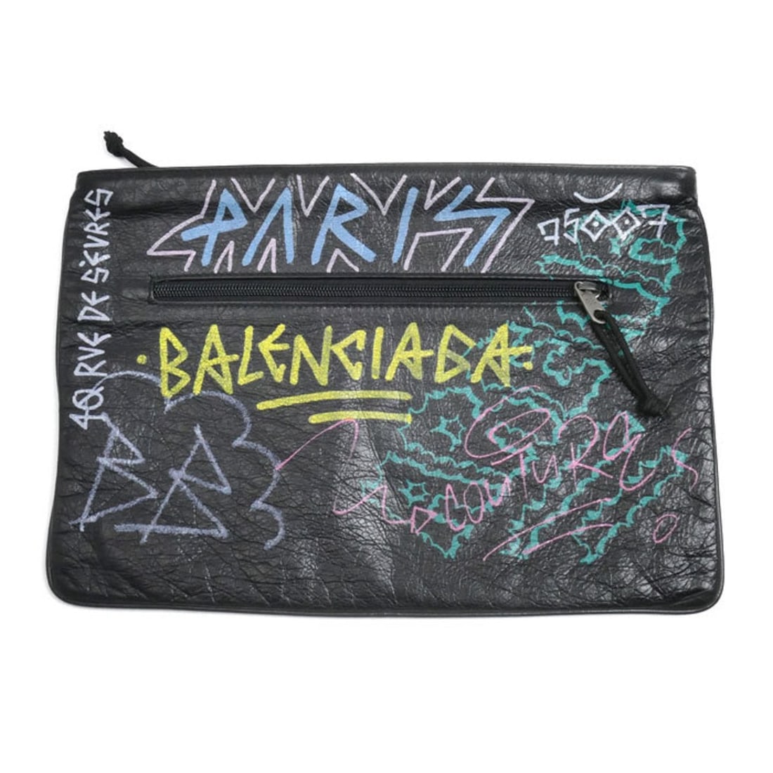 BALENCIAGA Graffiti Explorer Clutch Bag, Black, 535334, Men's: --- Catalog ---Category: SizeSize (HxWxD): 23cm x 34cm / 9.05'' x 13.38''Category: DesignType: Clutch bagColor: BlackGender: MenMaterial: Leather Category: GeneralMPN: 535334Brand: BalenciagaCountry o