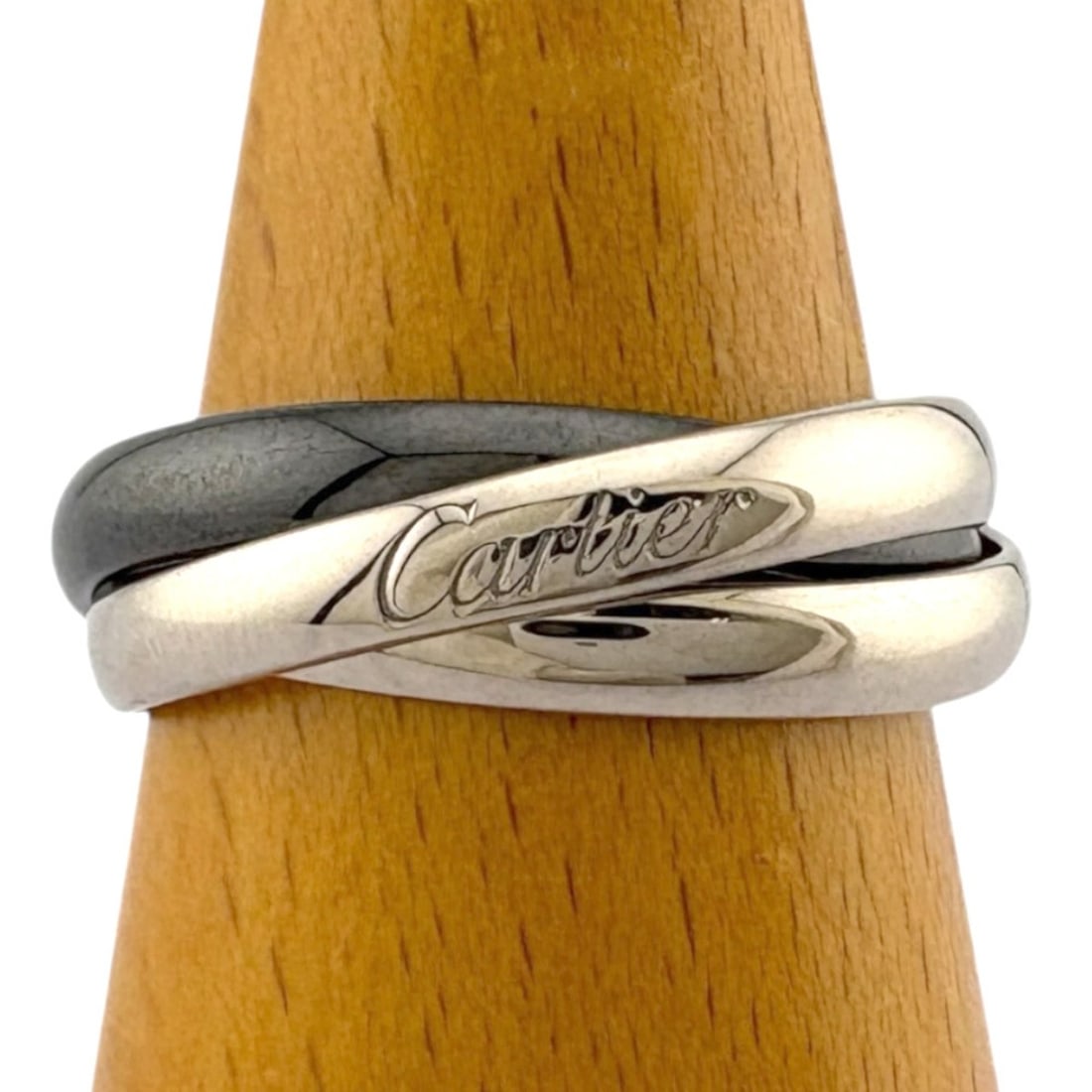 Cartier Classic Trinity Ring, 18k gold, for men and women, pre-owned: --- Catalog ---Category: SizeJP Size: 23US Size: 11Category: DesignColor: Gold, SilverGender: Men,WomenMaterial: Ceramic, White gold (18K)Category: GeneralBrand: Cartier--- Item List ---Section: Condi