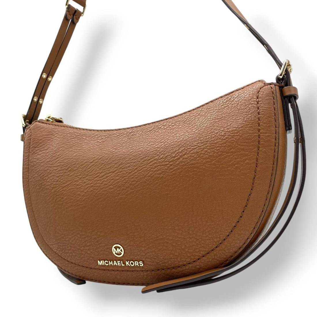 Michael Kors shoulder bag, pochette, crossbody, brown and camel leather with MK logo gold hardware,: --- Catalog ---Category: SizeSize (HxWxD): 17cm x 28cm x 4cm / 6.69'' x 11.02'' x 1.57''Category: DesignType: Pochette, Shoulder bagColor: Brown, CamelGender: WomenMaterial: Leather Category: GeneralB