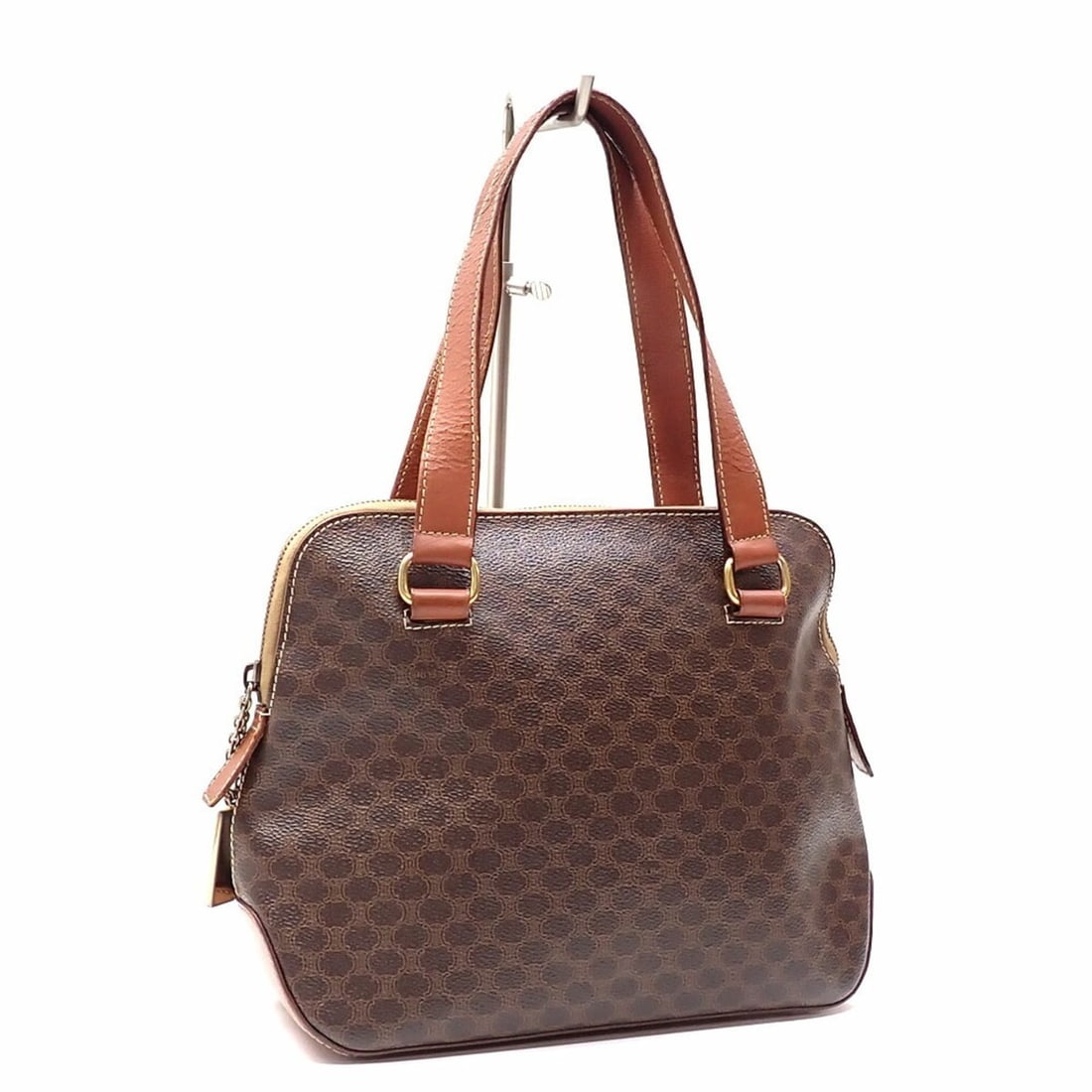 Celine women's handbag in brown PVC: --- Catalog ---Category: SizeSize (HxWxD): 21cm x 32cm x 10cm / 8.26'' x 12.59'' x 3.93''Category: DesignType: HandbagColor: BrownGender: WomenMaterial: PVC Category: GeneralBrand: Celine--- Item List