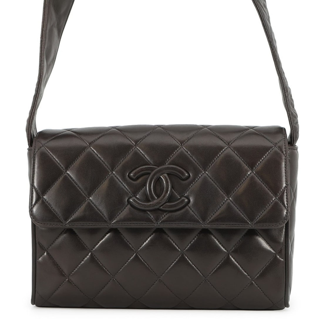 CHANEL Shoulder Bag with Coco Mark, Matelasse Lambskin, Black: --- Catalog ---Category: SizeWeight: 440g / 15.52oz.Size (HxWxD): 17cm x 23.5cm x 8cm / 6.69'' x 9.25'' x 3.14''Strap Length: 101cm / 39.76''Category: DesignType: Shoulder bagColor: BlackGender: