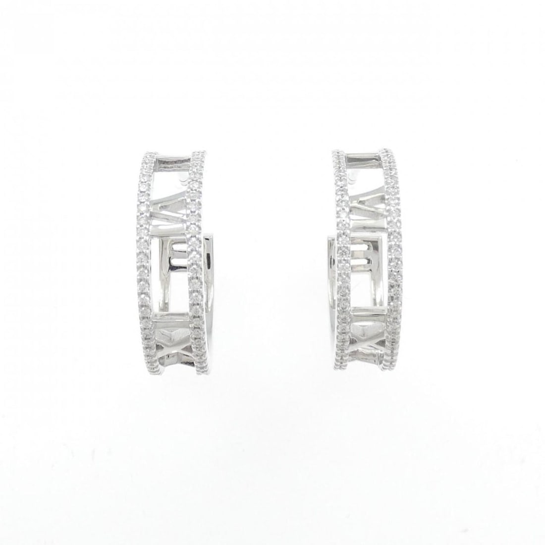 Tiffany Atlas hoop earrings: --- Catalog ---Category: SizeSize (HxWxD): 20.30mm x 5.60mm / 0.80'' x 0.22''Category: DesignType: Hoop earringsColor: WhiteGender: WomenMaterial: White goldCategory: GeneralBrand: Tiffany--- Item