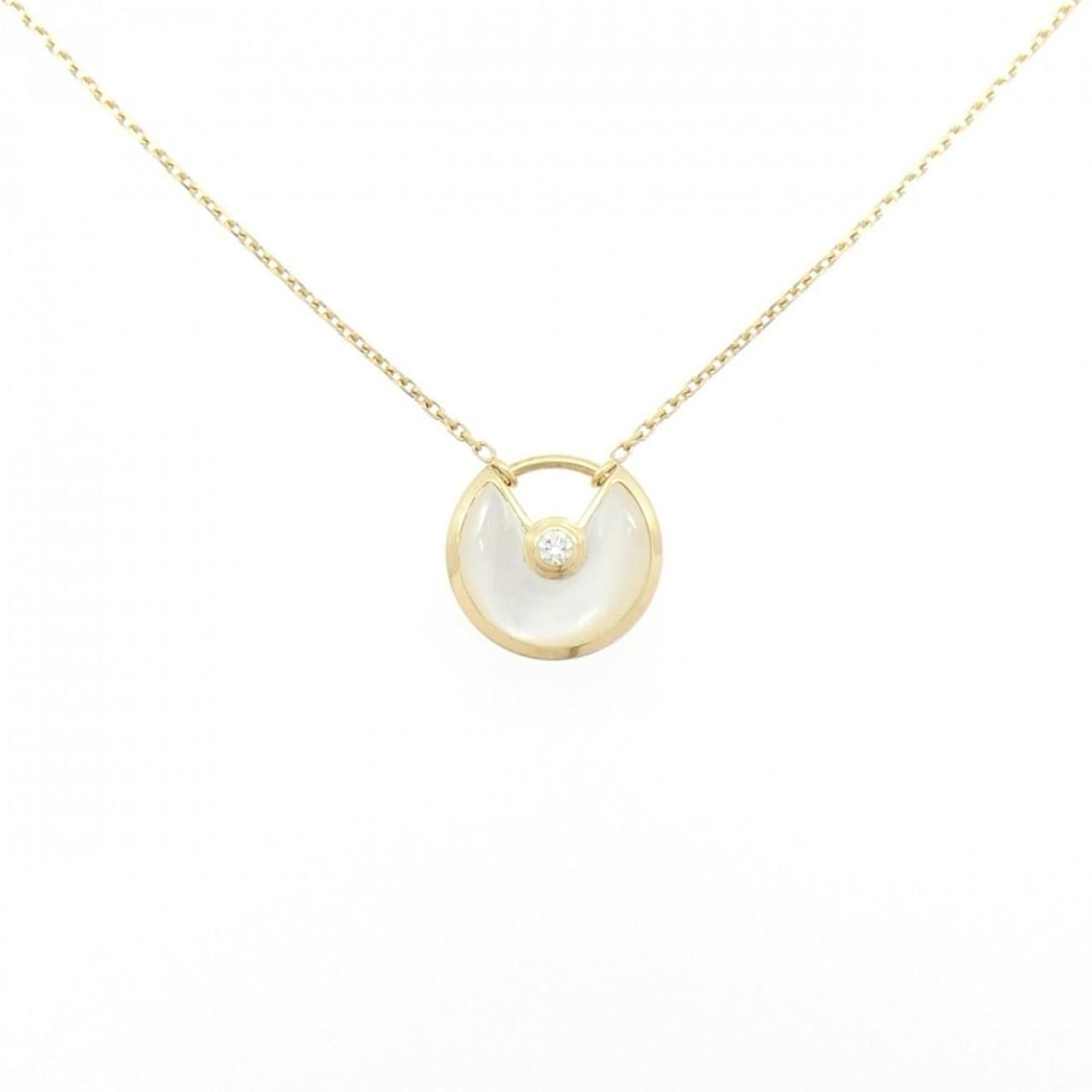 Cartier Amulet Extra Small Necklace: --- Catalog ---Category: SizePendant Size: 11.3mm x 11.9mm / 0.44'' x 0.46''Neck Circumference: 38 cm - 41 cm / 14.96'' - 16.14''Category: DesignColor: Yellow goldStone: Diamond, Mother of pearlGender