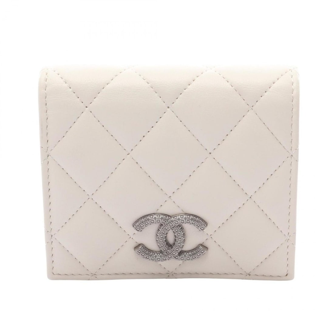 CHANEL Matelasse Small Wallet, Bifold Leather Women's, White, AP3341: --- Catalog ---Category: SizeSize (HxWxD): 9cm x 10cm x 3cm / 3.54'' x 3.93'' x 1.18''Category: DesignType: Wallet (bi-fold)Color: WhiteGender: WomenMaterial: Leather Category: GeneralMPN: AP3341Brand