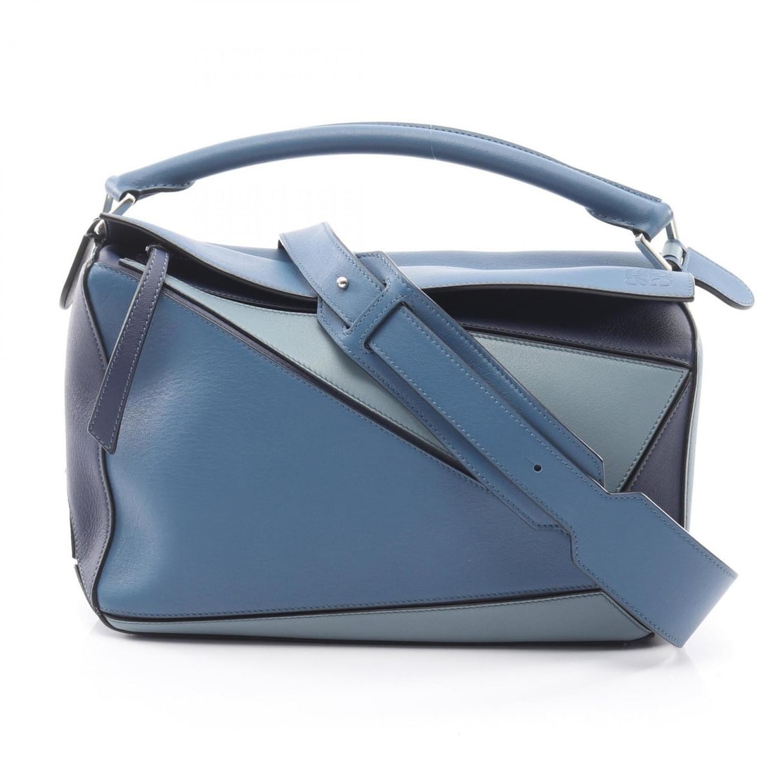 LOEWE Puzzle Bag Medium Handbag Leather Women's Blue Navy: --- Catalog ---Category: SizeSize (HxWxD): 19cm x 29cm x 12cm / 7.48'' x 11.41'' x 4.72''Category: DesignType: HandbagColor: Blue, NavyGender: WomenMaterial: Leather Category: GeneralBrand: Loewe--- I