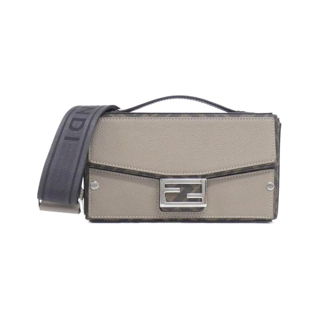 Fendi Baguette Soft Trunk 7VA565 AQWH Handbag: --- Catalog ---Category: SizeSize (HxWxD): 11cm x 21cm x 6cm / 4.33'' x 8.26'' x 2.36''Category: DesignType: HandbagColor: BeigeGender: Women,MenMaterial: Coated canvas , Leather Leather/Fur Type: Cal