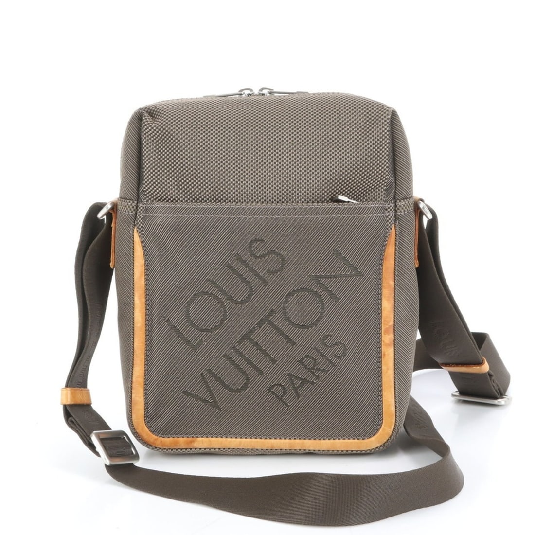 Louis Vuitton Damier Geant Citadin M93040 Leather Shoulder Bag Messenger Tail Men's: --- Catalog ---Category: SizeSize (HxWxD): 27cm x 20cm x 7cm / 10.62'' x 7.87'' x 2.75''Strap Length: 120cm / 47.24''Category: DesignType: Shoulder bagColor: EarthGender: MenMaterial: Leather , Nylon