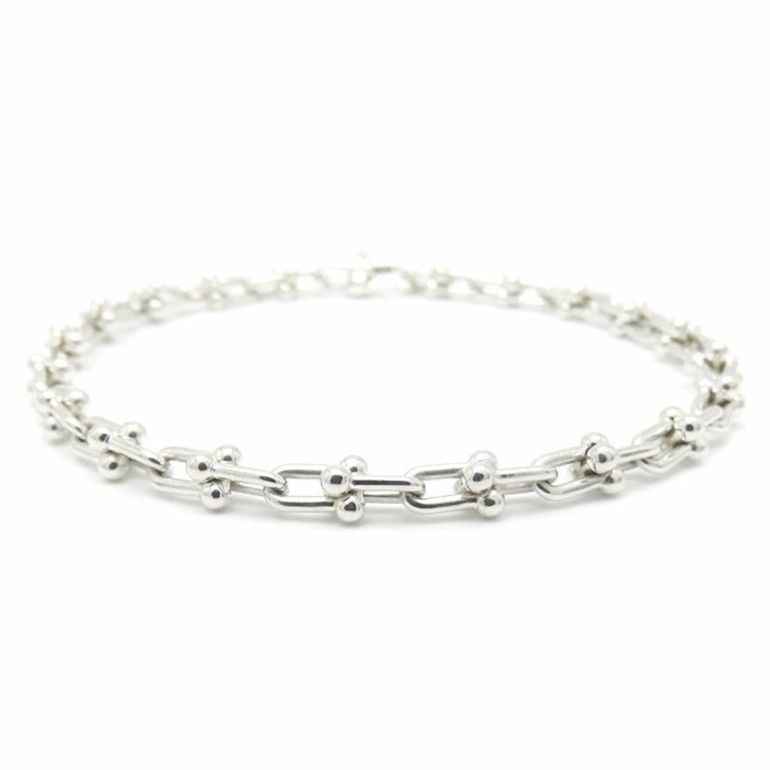TIFFANY & Co. Tiffany HardWear Microlink Bracelet in SV925 for Women, 294962: --- Catalog ---Category: SizeSize: 17Width: 4.2mm / 0.16''Length: 16.5cm / 6.49''Weight: 6.4g / 0.22oz.Category: DesignType: Charm braceletGender: WomenMaterial: Silver 925Category: GeneralBrand: Tiff