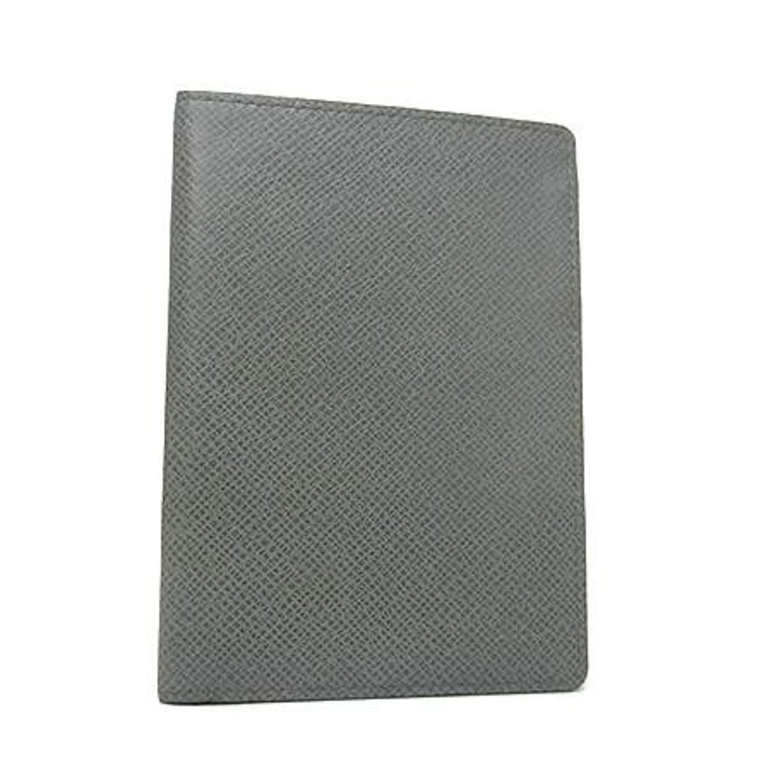 LOUIS VUITTON Louis Vuitton Passport Case, Couverture Card M32647, Glacier (Gray), Taiga, Men's: --- Catalog ---Category: DesignType: Passport coverColor: Glacier, GrayGender: MenMaterial: Taiga leather Category: GeneralLine: TaigaBrand: Louis VuittonCountry of Origin: SpainCategory: Physical Pro