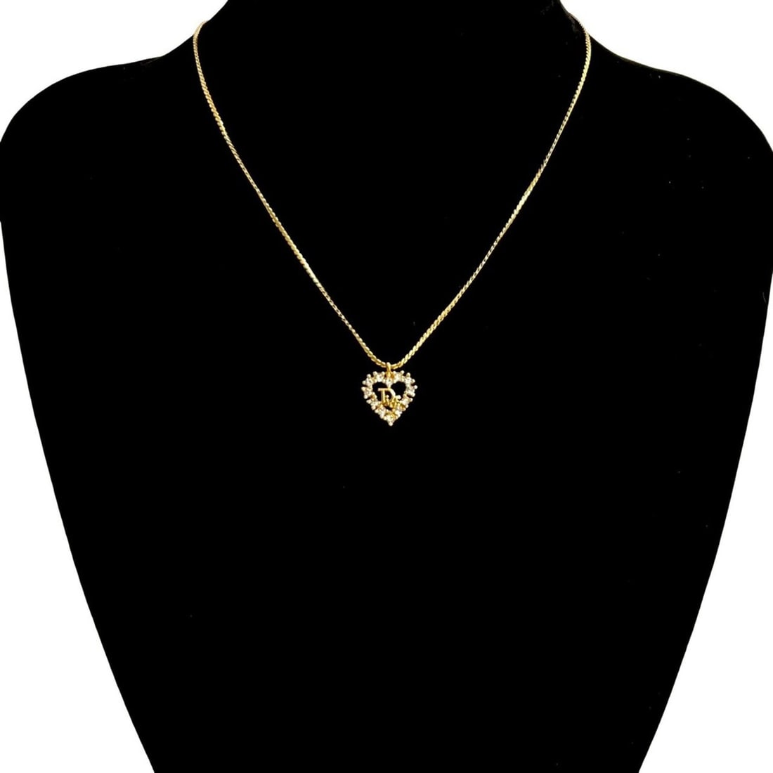 Christian Dior logo heart motif GP rhinestone necklace pendant gold 10266: --- Catalog ---Category: SizePendant Size: 12mm x 12mm / 0.47'' x 0.47''Neck Circumference: 44.5 cm / 17.51''Category: DesignColor: GoldGender: WomenMaterial: Gold plating, RhinestonePendant Type: Pen
