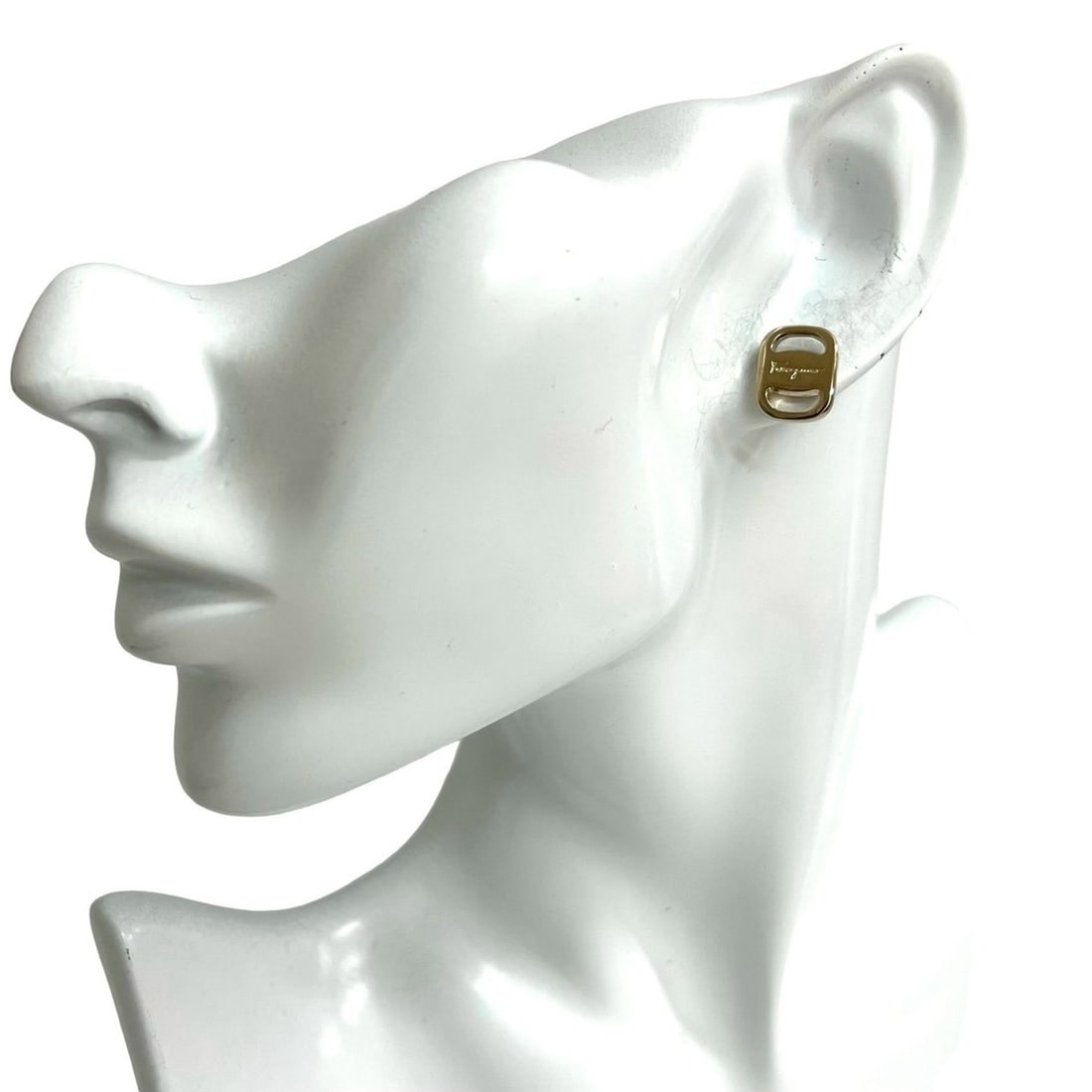 Salvatore Ferragamo Vara GP earrings in gold, 1095c: --- Catalog ---Category: SizeSize (HxWxD): 13.00mm x 10.00mm / 0.51'' x 0.39''Category: DesignType: Stud earringsColor: GoldGender: WomenMaterial: Gold platingCategory: GeneralBrand: Salvatore Ferraga