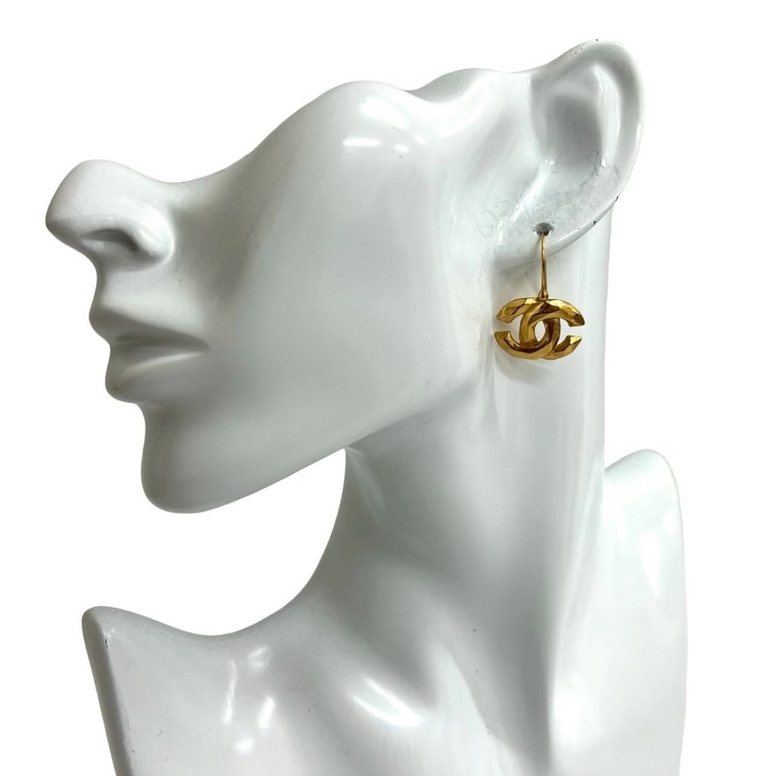 CHANEL Coco Mark GP Hook Earrings, Gold, 10661: --- Catalog ---Category: SizeSize (HxWxD): 20.00mm x 25.00mm / 0.79'' x 0.98''Category: DesignType: Stud earringsColor: GoldGender: WomenMaterial: Gold platingCategory: GeneralBrand: Chanel--- Item Li