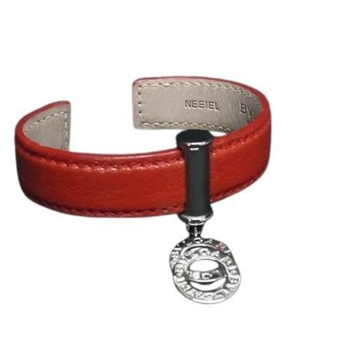 BVLGARI Bvlgari Doppiotondo Bangle in Red Leather for Women: --- Catalog ---Category: SizeLength: 15.5cm / 6.1''Category: DesignType: BangleColor: Red colorGender: Men,Women,UnisexMaterial: LeatherCategory: GeneralBrand: BvlgariCountry of Origin: Italy--- Item