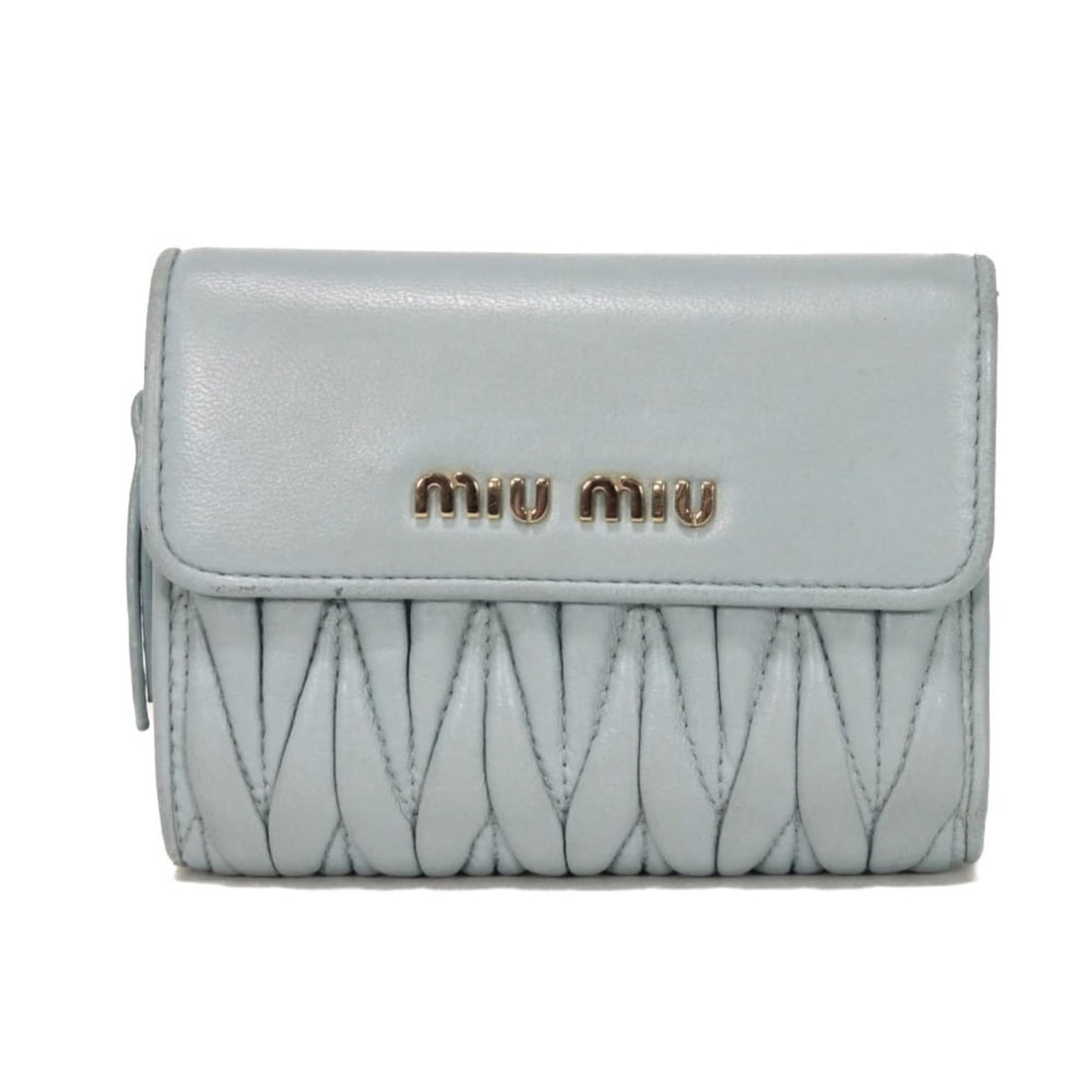 Miu Miu Miu Matelasse Compact Zip Wallet with Gathered Lambskin, RFID, and Metallic Cielo Design: --- Catalog ---Category: SizeSize (HxWxD): 9cm x 12cm x 4cm / 3.54'' x 4.72'' x 1.57''Category: DesignType: Wallet (bi-fold)Color: BlueGender: WomenClosure: Button, Open, Snap fastener, ZipperMaterial