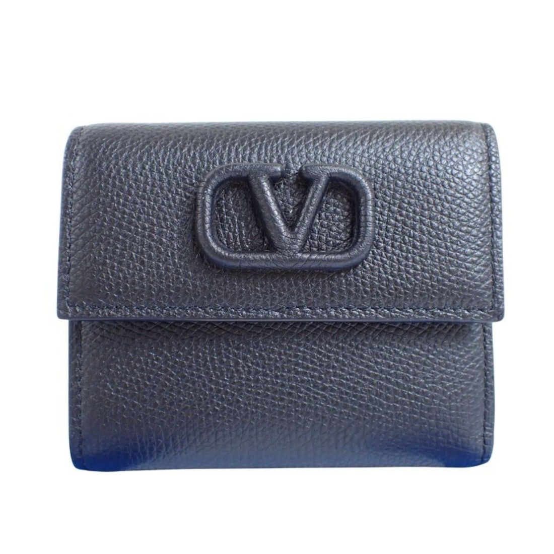 VALENTINO GARAVANI V Black Leather Tri-fold Wallet for Men and Women: --- Catalog ---Category: SizeSize (HxWxD): 9cm x 10.5cm x 2.7cm / 3.54'' x 4.13'' x 1.06''Category: DesignType: Wallet (tri-fold)Color: BlackGender: Men,Women,UnisexClosure: Snap (hook)Material: Leath