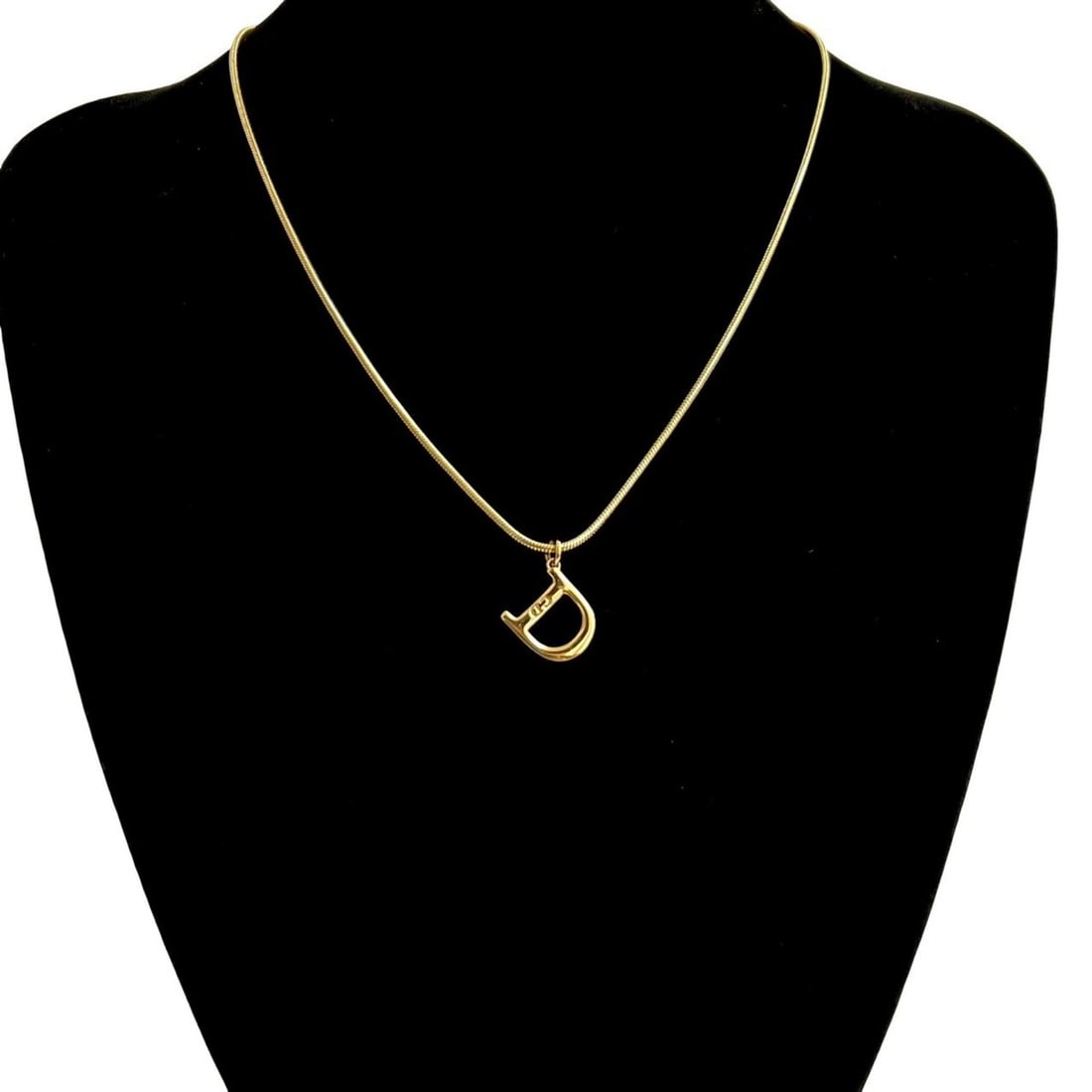 Christian Dior CD Logo GP Necklace Pendant Choker Gold 267-2: --- Catalog ---Category: SizePendant Size: 16mm x 16mm / 0.62'' x 0.62''Neck Circumference: 45 cm / 17.71''Category: DesignColor: GoldGender: WomenMaterial: Gold platingPendant Type: PendantNecklace T